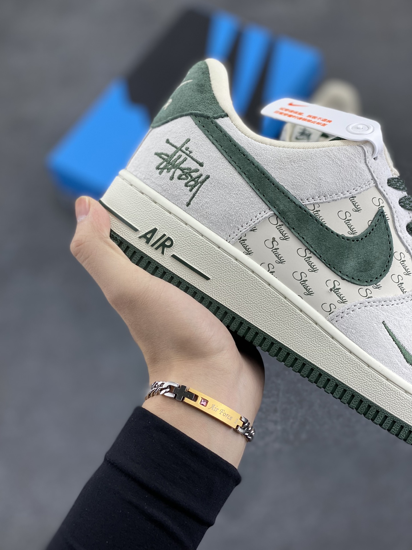 图片[6]-NIke Air Force 1 \’07 Low “斯图西联名–英文绿翻毛勾”空军一号 低帮 运动鞋 休闲鞋 折边针车 工艺难度大 原楦头原纸板 原装鞋盒 定制五金配件 内置全掌气垫 原厂鞋底 货号：CH6336-511 尺码：36 36.5 37.5 38 38.5 39 40 40.5 41 42 42.5 43 44 44.5 45-选品中心