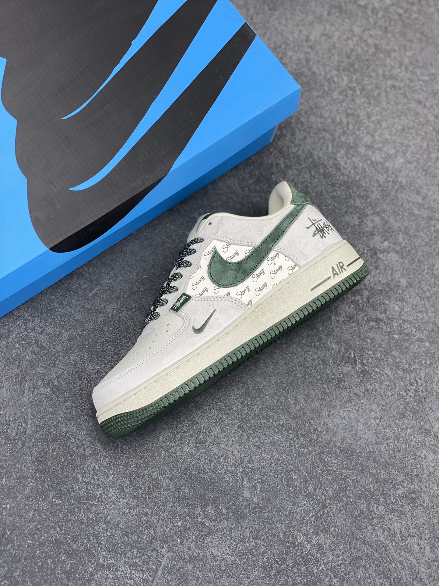 图片[7]-NIke Air Force 1 \’07 Low “斯图西联名–英文绿翻毛勾”空军一号 低帮 运动鞋 休闲鞋 折边针车 工艺难度大 原楦头原纸板 原装鞋盒 定制五金配件 内置全掌气垫 原厂鞋底 货号：CH6336-511 尺码：36 36.5 37.5 38 38.5 39 40 40.5 41 42 42.5 43 44 44.5 45-选品中心