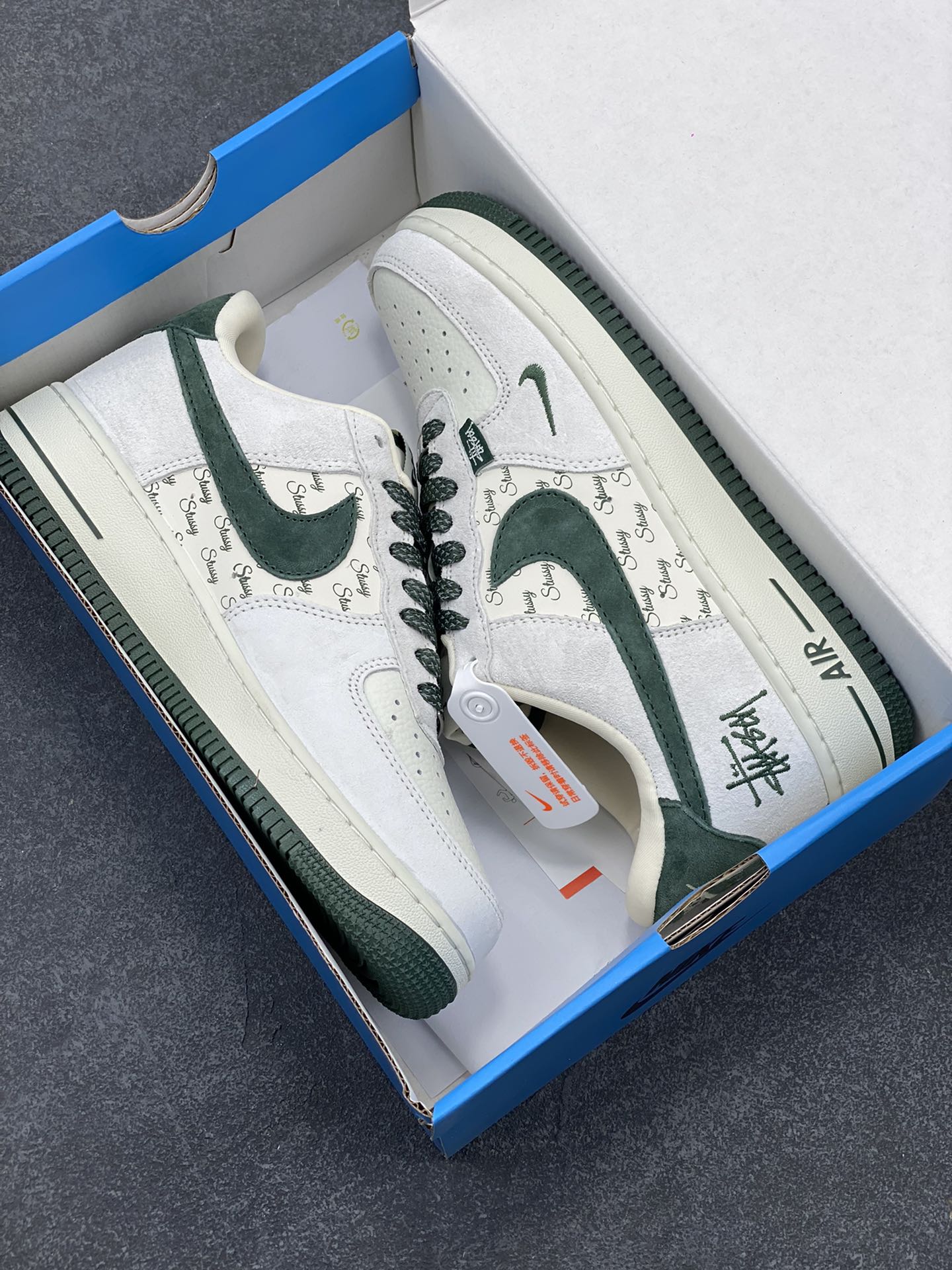 图片[9]-NIke Air Force 1 \’07 Low “斯图西联名–英文绿翻毛勾”空军一号 低帮 运动鞋 休闲鞋 折边针车 工艺难度大 原楦头原纸板 原装鞋盒 定制五金配件 内置全掌气垫 原厂鞋底 货号：CH6336-511 尺码：36 36.5 37.5 38 38.5 39 40 40.5 41 42 42.5 43 44 44.5 45-选品中心