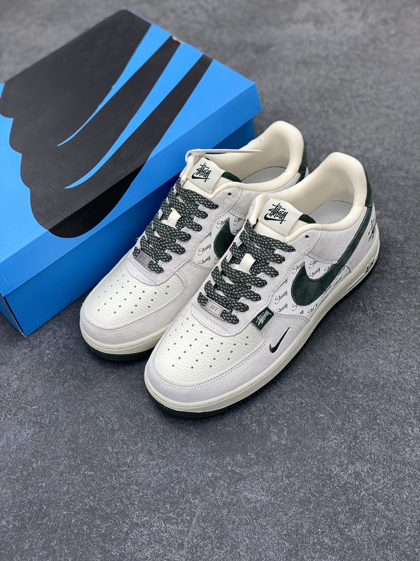 图片[8]-NIke Air Force 1 \’07 Low “斯图西联名–英文绿翻毛勾”空军一号 低帮 运动鞋 休闲鞋 折边针车 工艺难度大 原楦头原纸板 原装鞋盒 定制五金配件 内置全掌气垫 原厂鞋底 货号：CH6336-511 尺码：36 36.5 37.5 38 38.5 39 40 40.5 41 42 42.5 43 44 44.5 45-选品中心