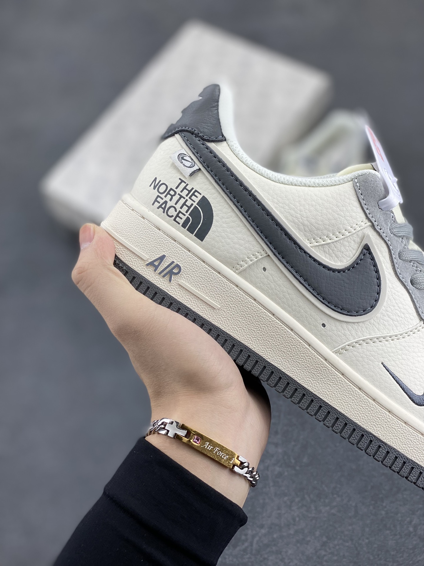 图片[6]-NIke Air Force 1 \’07 Low “北面联名–米白灰勾灰底”空军一号 低帮 运动鞋 休闲鞋 折边针车 工艺难度大 原楦头原纸板 原装鞋盒 定制五金配件 内置全掌气垫 原厂鞋底 货号：XZ6188-191 尺码：36 36.5 37.5 38 38.5 39 40 40.5 41 42 42.5 43 44 44.5 45-选品中心