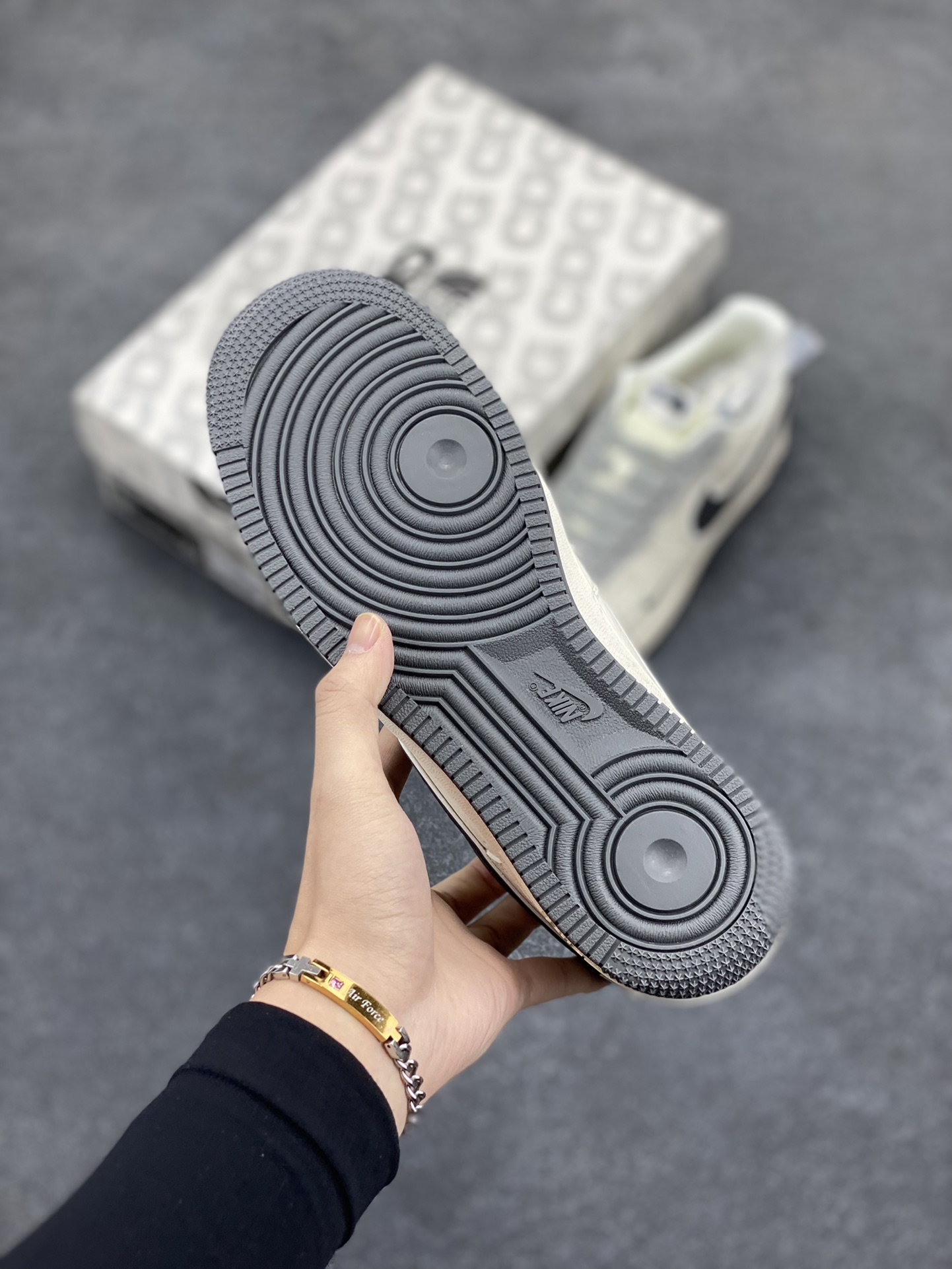 图片[5]-NIke Air Force 1 \’07 Low “北面联名–米白灰勾灰底”空军一号 低帮 运动鞋 休闲鞋 折边针车 工艺难度大 原楦头原纸板 原装鞋盒 定制五金配件 内置全掌气垫 原厂鞋底 货号：XZ6188-191 尺码：36 36.5 37.5 38 38.5 39 40 40.5 41 42 42.5 43 44 44.5 45-选品中心