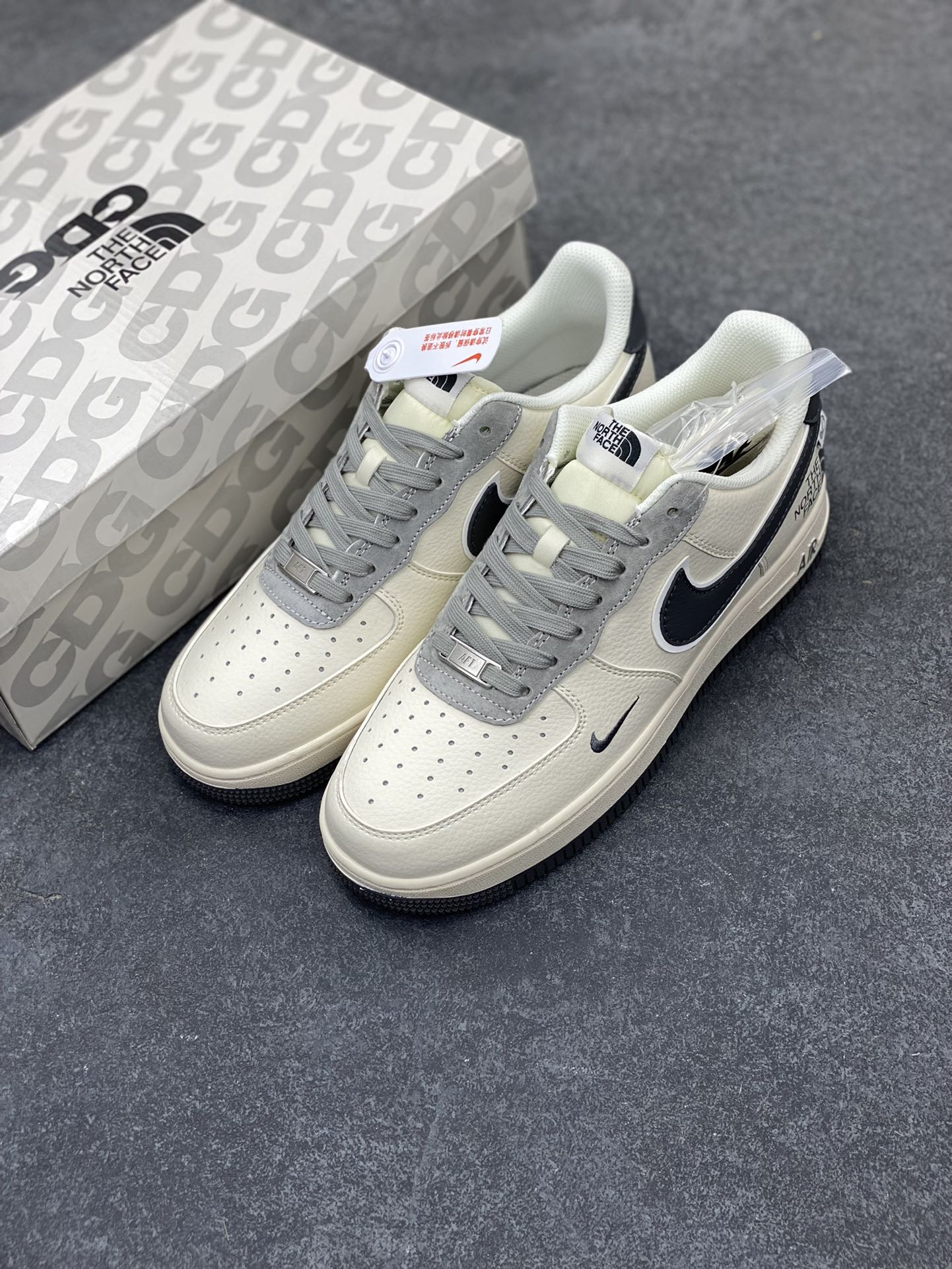 图片[8]-NIke Air Force 1 \’07 Low “北面联名–米白灰勾灰底”空军一号 低帮 运动鞋 休闲鞋 折边针车 工艺难度大 原楦头原纸板 原装鞋盒 定制五金配件 内置全掌气垫 原厂鞋底 货号：XZ6188-191 尺码：36 36.5 37.5 38 38.5 39 40 40.5 41 42 42.5 43 44 44.5 45-选品中心