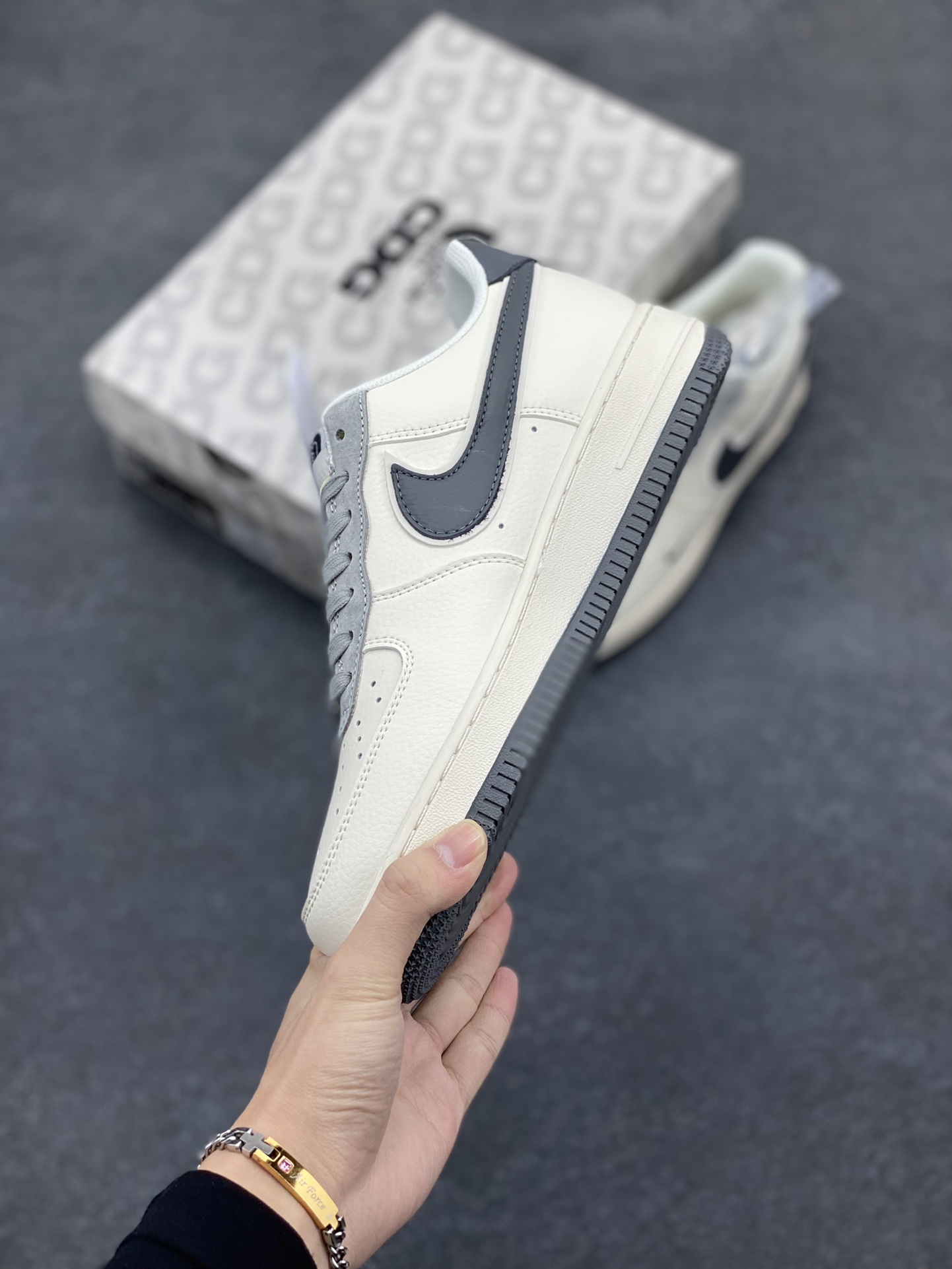 图片[3]-NIke Air Force 1 \’07 Low “北面联名–米白灰勾灰底”空军一号 低帮 运动鞋 休闲鞋 折边针车 工艺难度大 原楦头原纸板 原装鞋盒 定制五金配件 内置全掌气垫 原厂鞋底 货号：XZ6188-191 尺码：36 36.5 37.5 38 38.5 39 40 40.5 41 42 42.5 43 44 44.5 45-选品中心