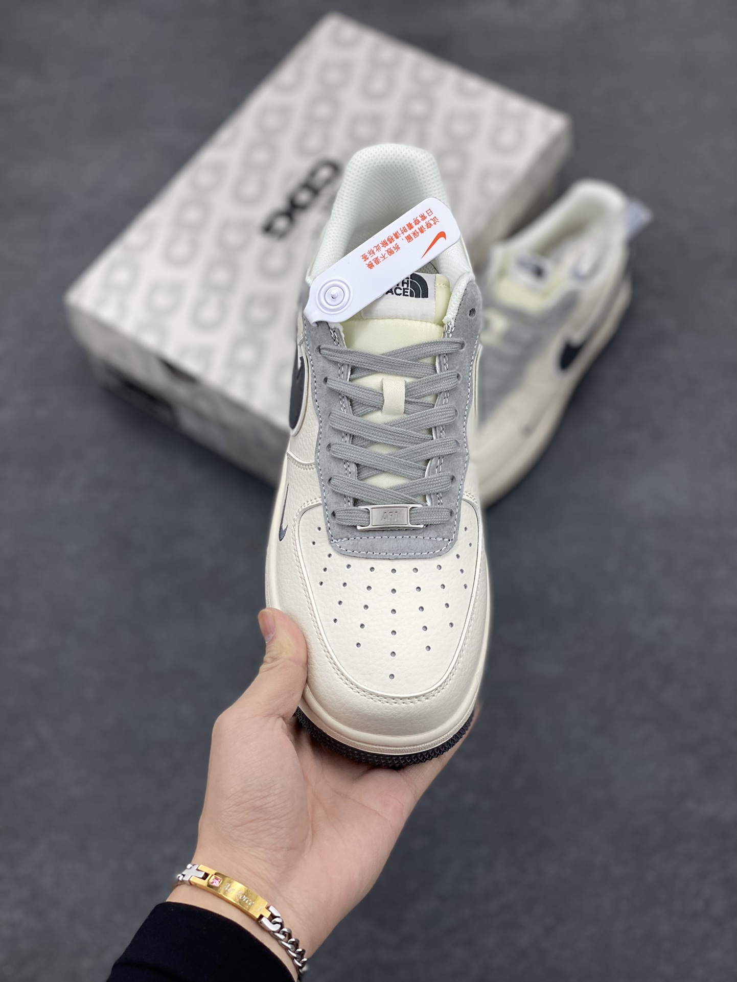 图片[2]-NIke Air Force 1 \’07 Low “北面联名–米白灰勾灰底”空军一号 低帮 运动鞋 休闲鞋 折边针车 工艺难度大 原楦头原纸板 原装鞋盒 定制五金配件 内置全掌气垫 原厂鞋底 货号：XZ6188-191 尺码：36 36.5 37.5 38 38.5 39 40 40.5 41 42 42.5 43 44 44.5 45-选品中心