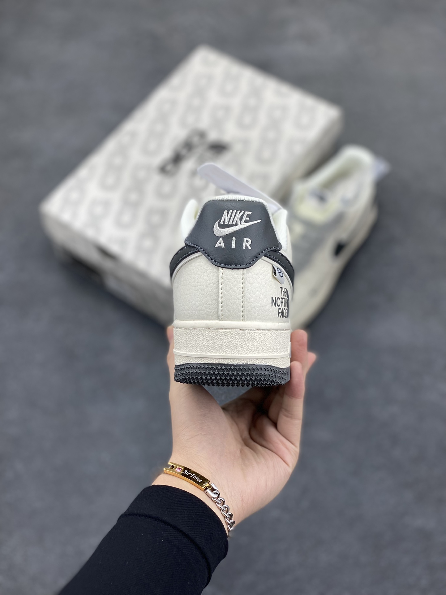 图片[4]-NIke Air Force 1 \’07 Low “北面联名–米白灰勾灰底”空军一号 低帮 运动鞋 休闲鞋 折边针车 工艺难度大 原楦头原纸板 原装鞋盒 定制五金配件 内置全掌气垫 原厂鞋底 货号：XZ6188-191 尺码：36 36.5 37.5 38 38.5 39 40 40.5 41 42 42.5 43 44 44.5 45-选品中心