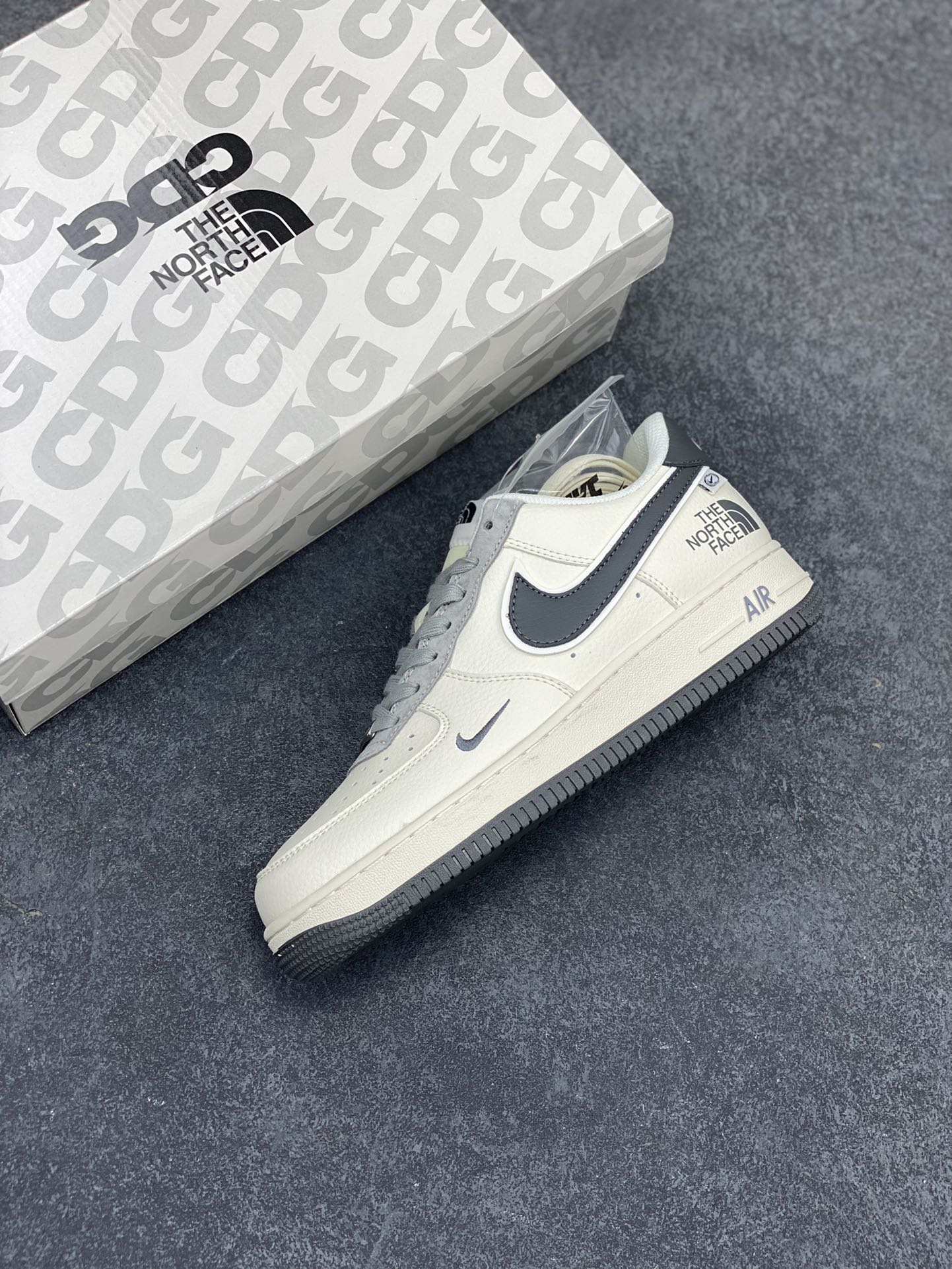 图片[7]-NIke Air Force 1 \’07 Low “北面联名–米白灰勾灰底”空军一号 低帮 运动鞋 休闲鞋 折边针车 工艺难度大 原楦头原纸板 原装鞋盒 定制五金配件 内置全掌气垫 原厂鞋底 货号：XZ6188-191 尺码：36 36.5 37.5 38 38.5 39 40 40.5 41 42 42.5 43 44 44.5 45-选品中心
