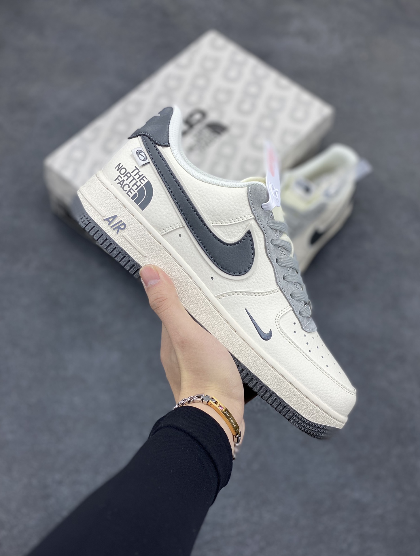 NIke Air Force 1 \'07 Low “北面联名--米白灰勾灰底”空军一号 低帮 运动鞋 休闲鞋 折边针车 工艺难度大 原楦头原纸板 原装鞋盒 定制五金配件 内置全掌气垫 原厂鞋底 货号：XZ6188-191 尺码：36 36.5 37.5 38 38.5 39 40 40.5 41 42 42.5 43 44 44.5 45-选品中心