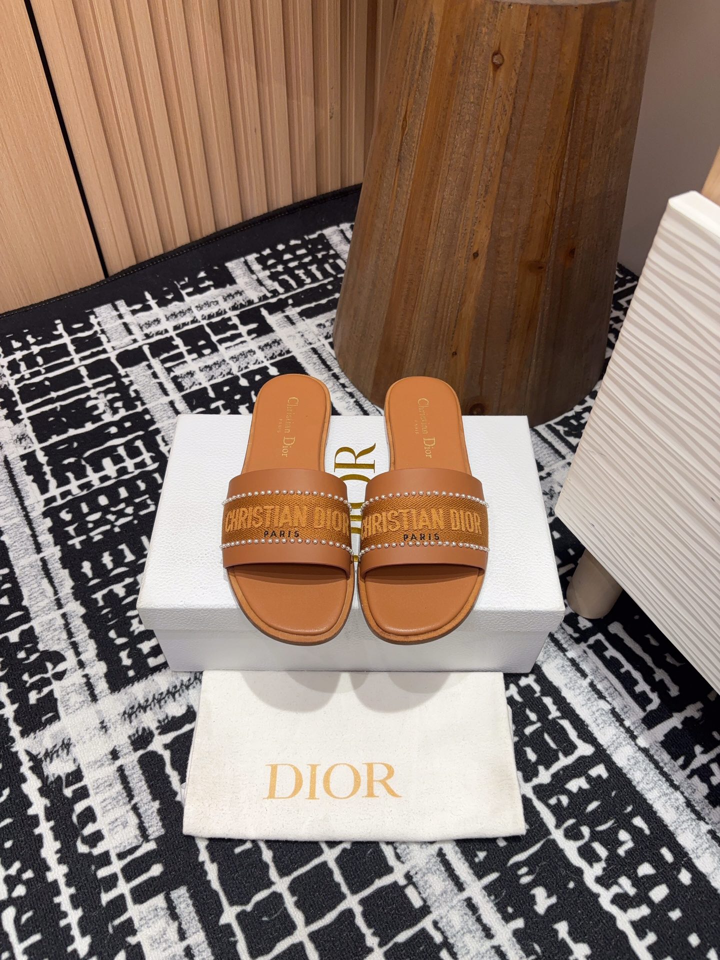 NO:165937,Flat Sole - 25Ss Spring and Summer New Dior D-Lane Sandals Flat Sole One-Standard Pearl Embroidered Slippers This D-Lane Sandals highlights the classic style. The cowhide upper displays pearl decoration and is decorated with the embroidered Christian Dior Paris logo, showing fashion temperament. The padded leather inner sole creates a comfortable wearing experience, and the simple design is easy to put on and take off, creating a casual look. Upper calfskin inner sheepskin inner sole Italian genuine leather sole Size 35-39 (34, 40, 41, 42, 43 customized non-return and exchange), slippers, dior, slippers, cowhide, sheepskin19860909平底- 25Ss春夏新款Dior D-Lane 凉拖平底一字珍珠刺绣拖鞋 这款 D-Lane 凉拖彰显经典风格.牛皮革鞋面,展示珍珠装饰,饰以刺绣Christian Dior Paris 标志,彰显时尚气质.加垫皮革内底打造舒适的穿着体验,简约的设计便于穿脱,打造休闲的造型. 鞋面小牛皮 内里羊皮内里 鞋底意大利真皮鞋底 码数35-39（34,40,41,42,43定制不退换）,拖鞋,dior,slippers,cowhide,sheepskin,Women's Shoes