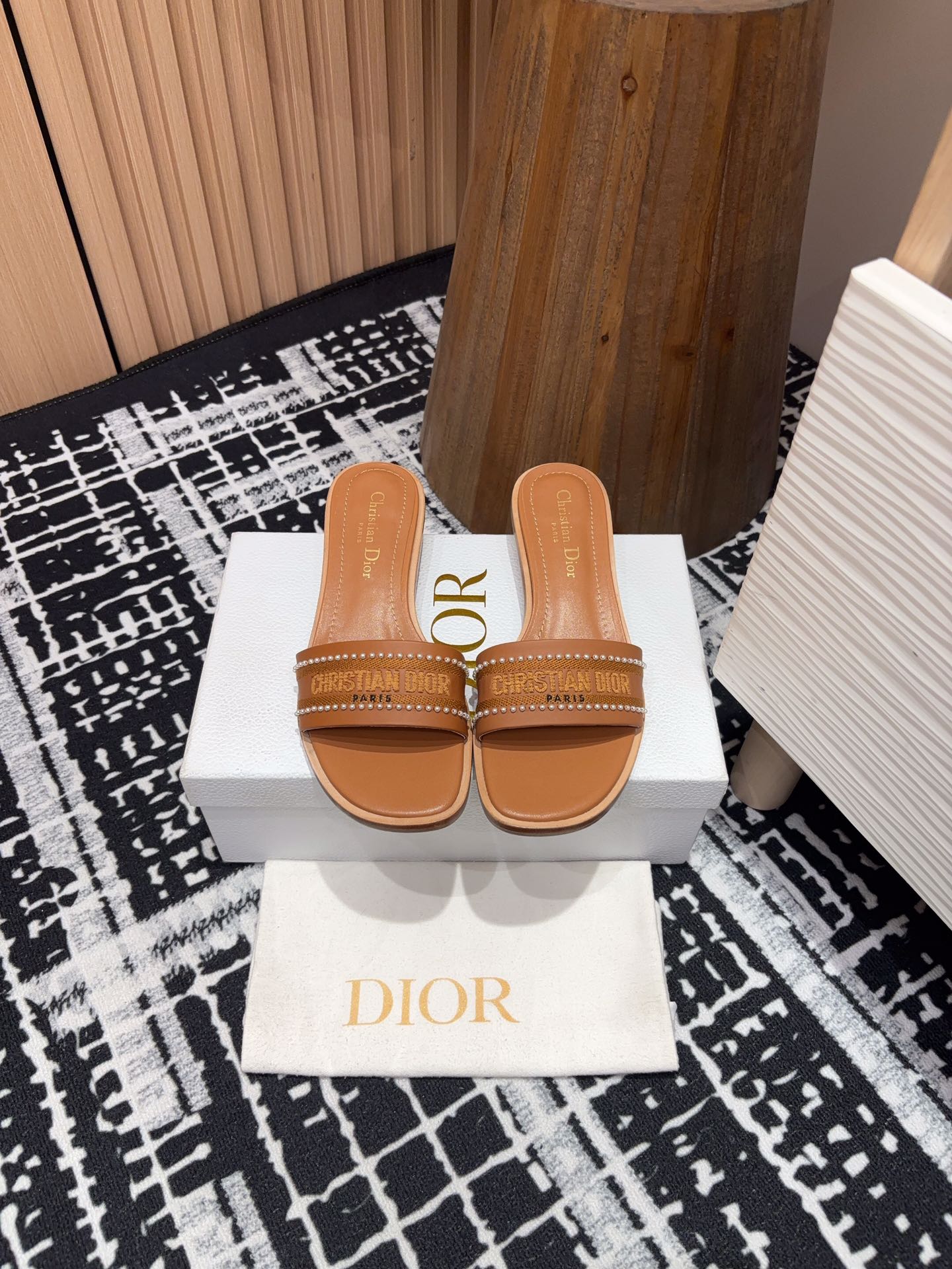 NO:165939,Thick heel - 25Ss Spring and Summer New Dior D-Lane Sandals cylindrical thick heel pearl embroidered slippers This D-Lane sandals show the classic style. The cowhide upper displays pearl decoration and is decorated with the embroidered Christian Dior Paris logo, showing fashion temperament. The padded leather inner sole creates a comfortable wearing experience, the simple design is easy to put on and take off, creating a casual look. Upper calf leather inner sheepskin inner heel height 3cm sole Italian genuine leather sole size 35-39 (34, 40, 41, 42, 43 customized non-return and exchange), slippers, dior, slippers, cowhide, sheepskin19860909粗跟- 25Ss春夏新款Dior D-Lane 凉拖圆柱粗跟一字珍珠刺绣拖鞋 这款 D-Lane 凉拖彰显经典风格.牛皮革鞋面,展示珍珠装饰,饰以刺绣Christian Dior Paris 标志,彰显时尚气质.加垫皮革内底打造舒适的穿着体验,简约的设计便于穿脱,打造休闲的造型. 鞋面小牛皮 内里羊皮内里 跟高3cm 鞋底意大利真皮鞋底 码数35-39（34,40,41,42,43定制不退换）,拖鞋,dior,slippers,cowhide,sheepskin,Women's Shoes