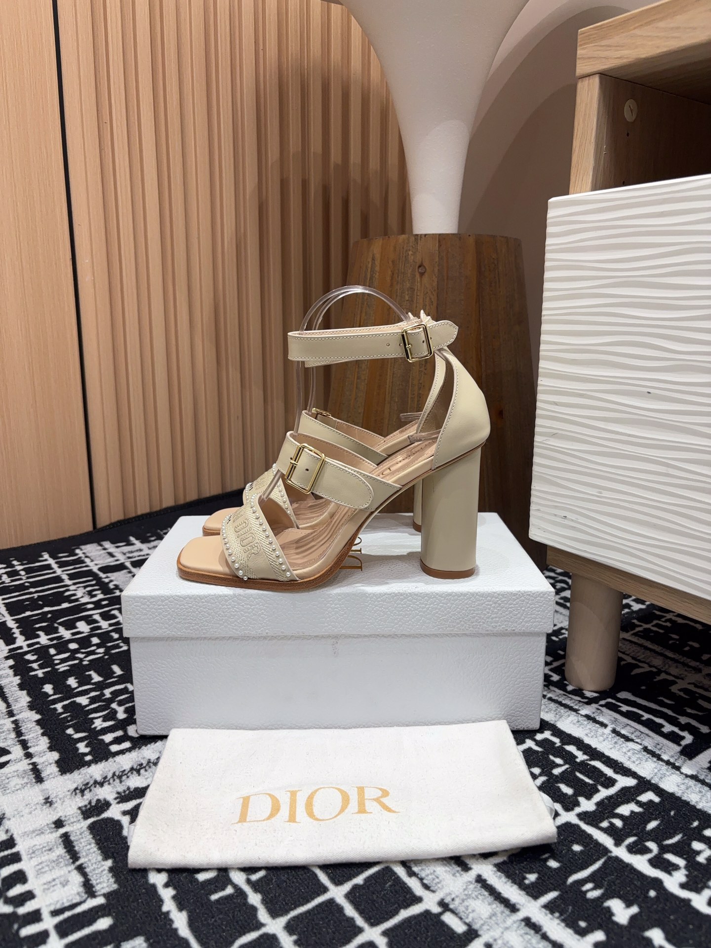 NO:165961,- 25Ss Spring and Summer New Dior Dway 3-belt high-heeled pearl embroidered sandals This Dway high-heeled sandals are a new product in the early spring 2025 ready-to-wear series, reinterpreting Dior's classic item with a stylish and elegant silhouette. It is carefully crafted from cowhide leather and other materials, paired with a set of adjustable buckles, and the upper is embroidered with Christian Dior Paris logo. It is matched with a soft square toe and cylindrical heel design to highlight the fashion style. Upper calfskin upper inner sheepskin inner foot pad heel height 8cm/10cm sole genuine leather sole size 35-39 (34, 40, 41, 42, 43 customized non-return and exchange), sandals, dior, sandals, cowhide, sheepskin19860909- 25Ss春夏季新款Dior Dway 3带高跟珍珠刺绣凉鞋 这款 Dway 高跟凉鞋是二零二五早春成衣系列新品,以时尚优雅的廓形重新演绎 Dior 的经典单品.采用牛皮革等材质精心制作,搭配一组可调节的扣带,鞋面饰以 Christian Dior Paris 标志刺绣.搭配柔和的方形鞋头和圆柱形鞋跟设计,彰显时尚风范. 鞋面小牛皮鞋面 内里羊皮内里垫脚 跟高8cm/10cm 鞋底真皮鞋底 码数35-39（34,40,41,42,43定制不退换）,凉鞋,dior,sandals,cowhide,sheepskin,Women's Shoes