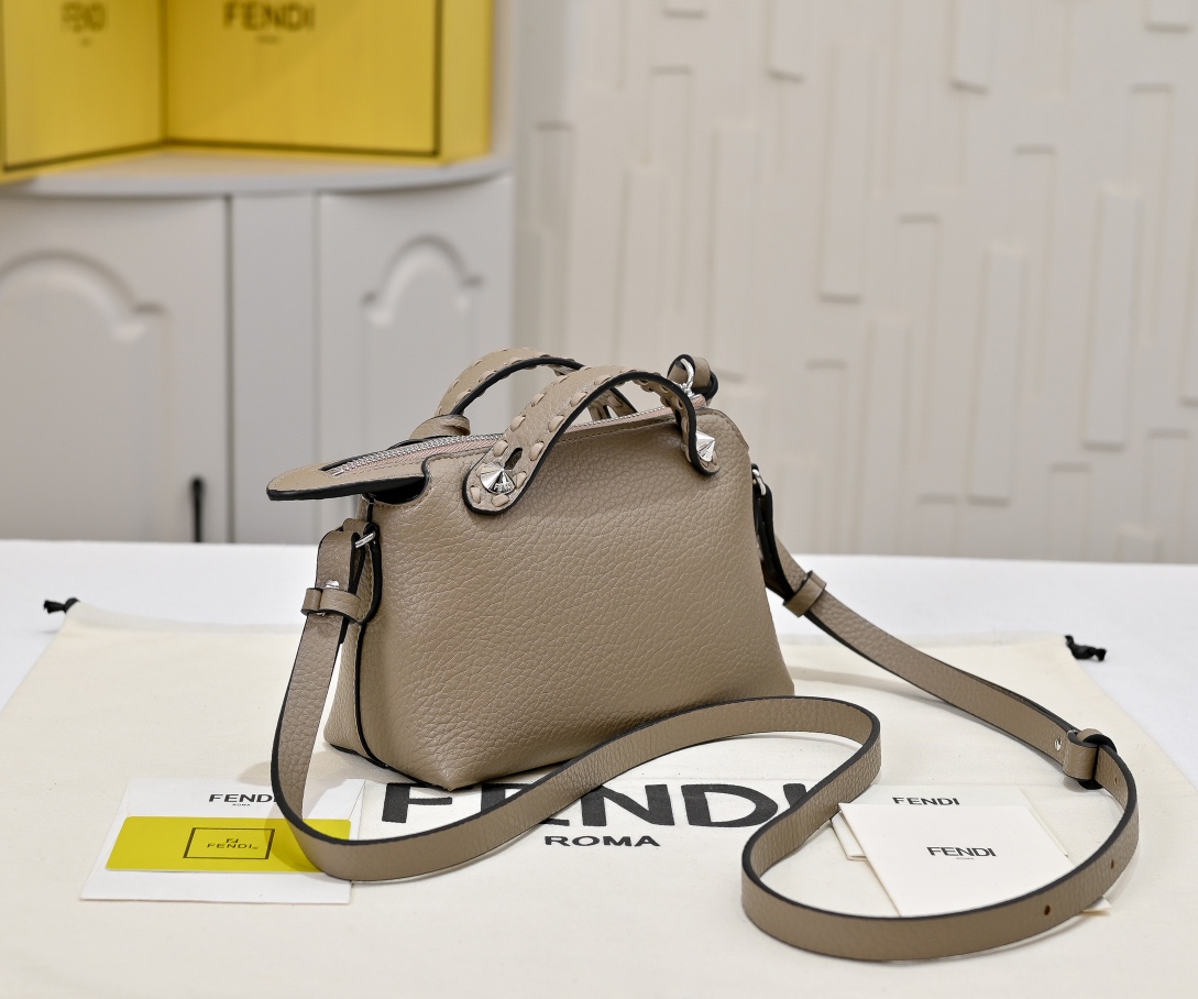 💰230 型号1013 FENDI^ 新品波士顿手提包～
经典老花布料搭配小牛皮材质，双提手和吊坠，可调节可拆卸肩带，顶部拉链设计，内部配有口袋容量也是很大～
款号：1011
尺寸：20/8.5/14cm80f