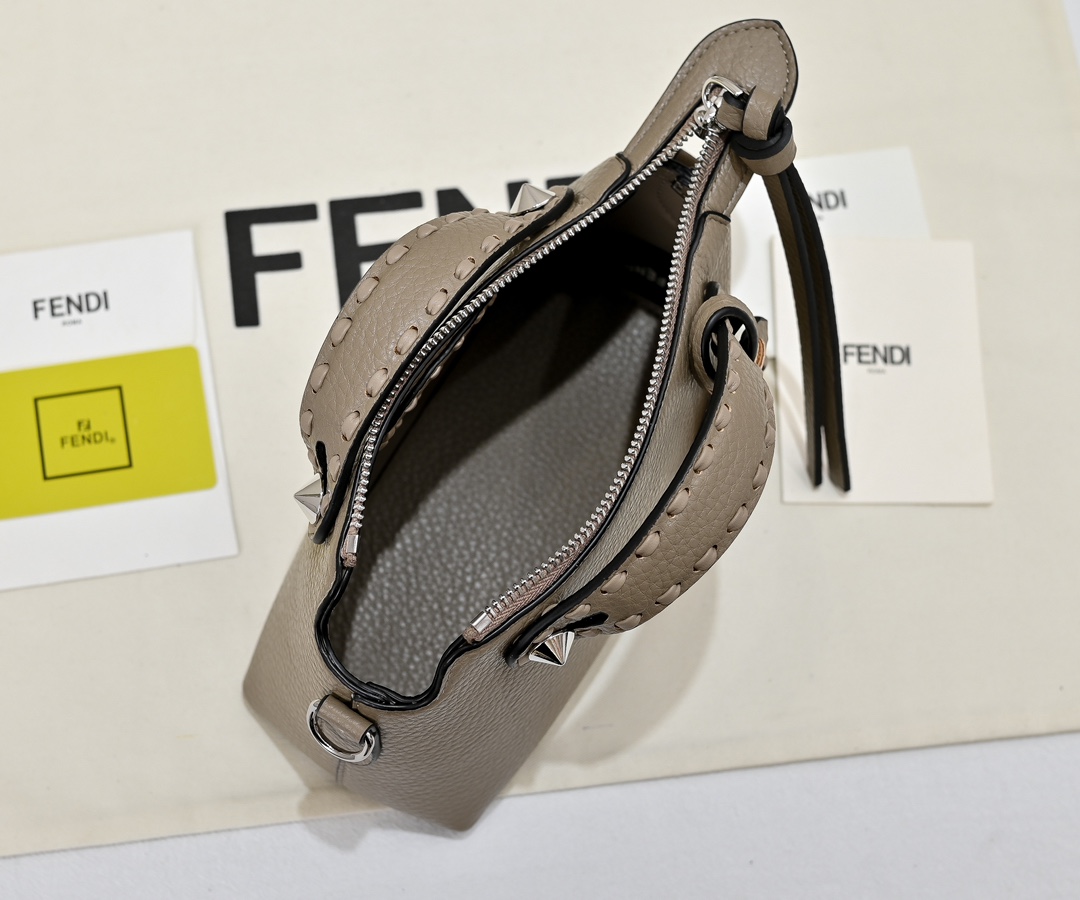 💰230 型号1013 FENDI^ 新品波士顿手提包～
经典老花布料搭配小牛皮材质，双提手和吊坠，可调节可拆卸肩带，顶部拉链设计，内部配有口袋容量也是很大～
款号：1011
尺寸：20/8.5/14cm80f