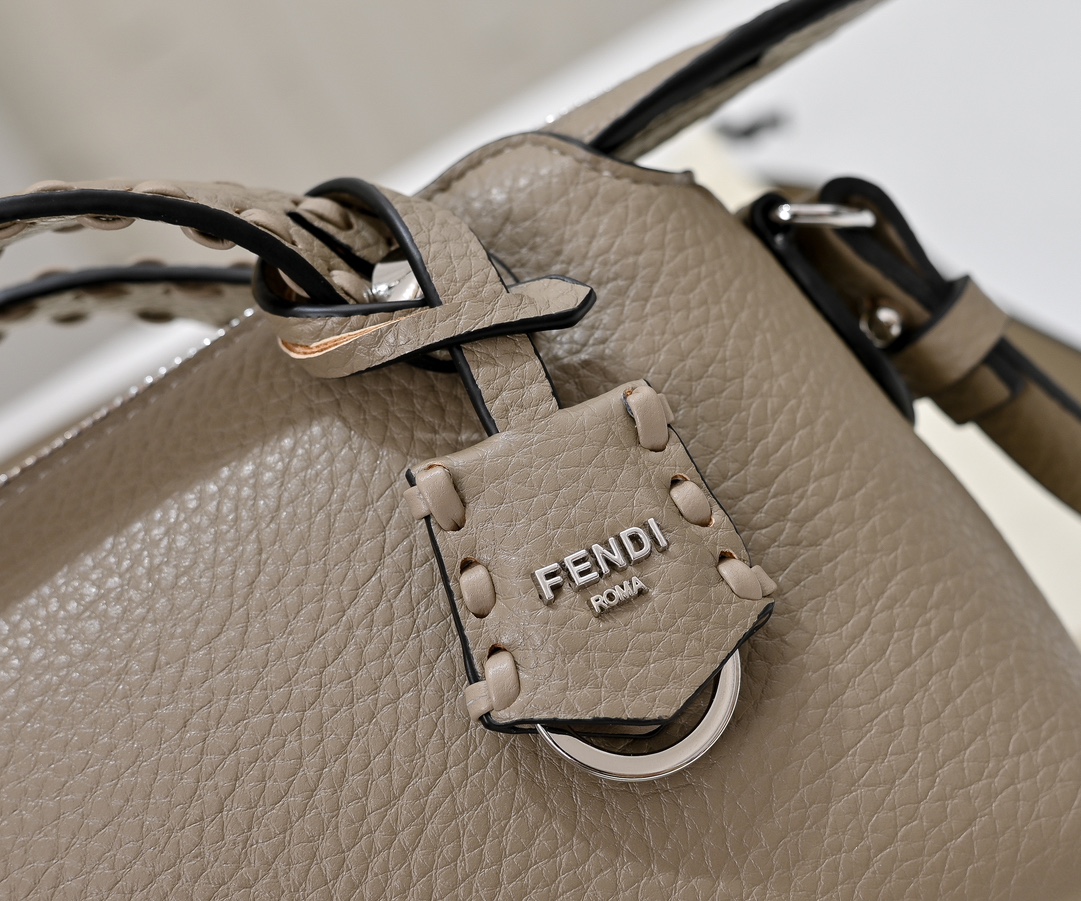 💰230 型号1013 FENDI^ 新品波士顿手提包～
经典老花布料搭配小牛皮材质，双提手和吊坠，可调节可拆卸肩带，顶部拉链设计，内部配有口袋容量也是很大～
款号：1011
尺寸：20/8.5/14cm80f