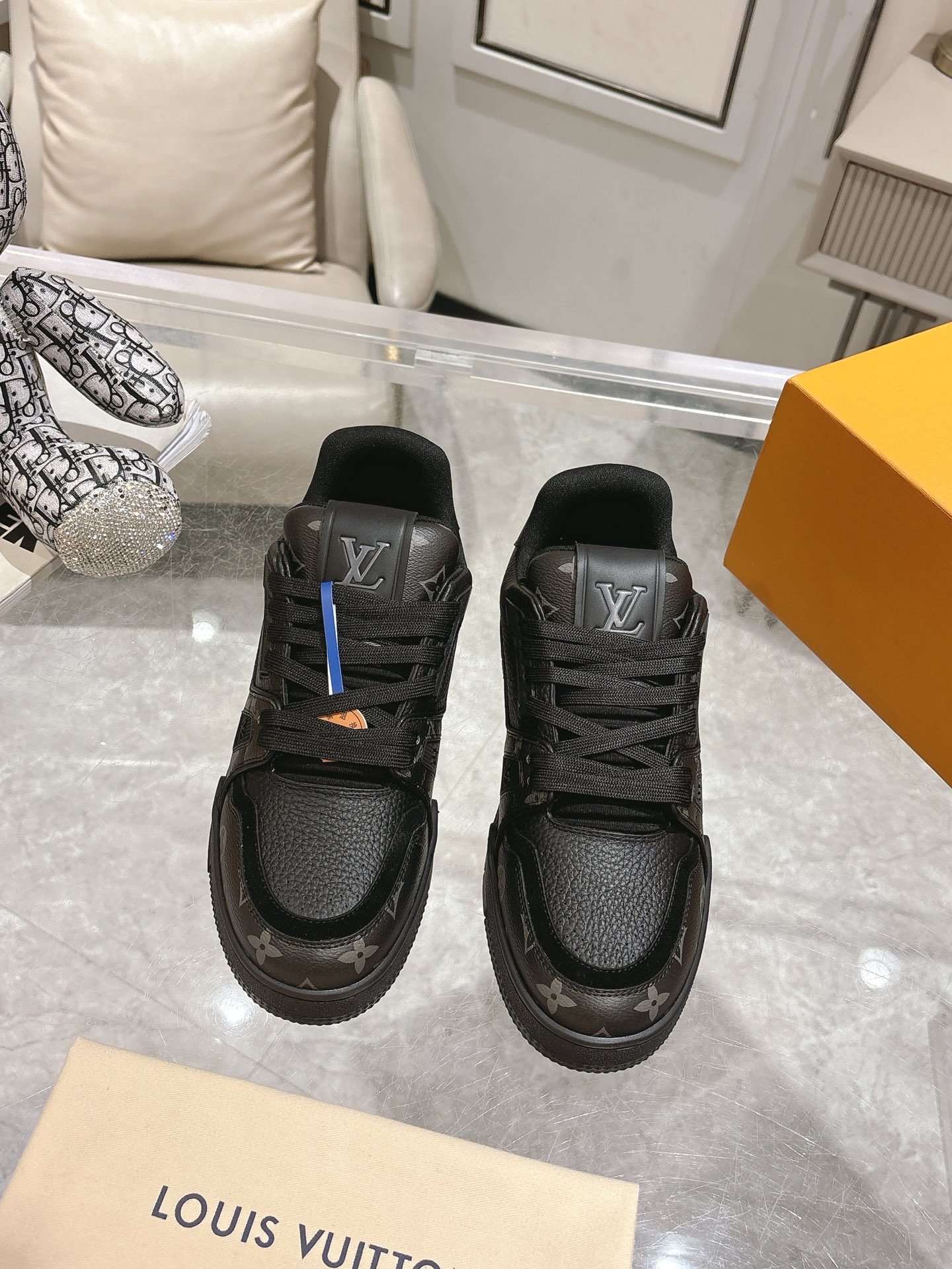 NO:406791,#Top version Couple model LV Louis Vuitton L Home Trainer 25 Spring/New style Casual sports shoes Skateboard shoes LV Trainer sports shoes are inspired by retro basketball shoes, representing Virgil Abloh's iconic design concept, showing the contemporary interpretation of retro basketball sneakers. Grained cowhide leather The latter echoes the design of the seasonal ready-to-wear series. Monogram floral embellishment rubber outsole, LV letters mark the tongue. Fabric: Original custom top layer cowhide Inner: Original custom breathable net Outsole: Two-color TPU combination sole Thickness: 3CM Size: 35-45, casual shoes/sports shoes, louis vuitton, louis vuitton, louis  vuitton,sneakers,cowhide19860909#顶级版本 情侣款 LV 路易威登L家 Trainer 25开春/新款 休闲 运动鞋 滑板鞋 LV Trainer 运动鞋的灵感源自复古篮球鞋,代表 Virgil Abloh 的标志性设计理念 展现复古篮球运动鞋的当代演绎.粒面牛皮革 后者与当季成衣系列设计遥相呼应.Monogram 花卉点缀橡胶外底,LV 字母标注鞋舌. 面料: 原版定制头层牛皮 内里: 原版定制透气网里 大底: 双色TPU组合大底 底厚: 3CM Size: 35-45,休闲鞋/运动鞋,louis vuitton,louis vuitton,louis vuitton,sneakers,cowhide,Women's Shoes