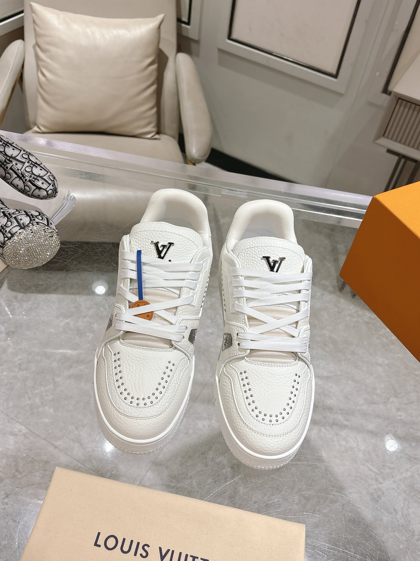 NO:406794,#Top version Couple model LV Louis Vuitton L Home Trainer 25 Spring/New style Casual sports shoes Skateboard shoes Spiked shoes LV Trainer sneakers are inspired by retro basketball shoes, representing Virgil Abloh's iconic design concept, showing the contemporary interpretation of retro basketball sneakers. Grained cowhide leather The latter echoes the seasonal ready-to-wear series design. Monogram floral embellishment rubber outsole, LV letters mark the tongue. Fabric: Original custom head layer cowhide Inner: Original custom breathable net Outsole: Two-color TPU combination sole Thickness: 3CM Size: 35-45, casual shoes/sports shoes, louis vuitton, louis vuitton, louis  vuitton,sneakers,cowhide19860909#顶级版本 情侣款 LV 路易威登L家 Trainer 25开春/新款 休闲 运动鞋 滑板鞋 柳钉鞋 LV Trainer 运动鞋的灵感源自复古篮球鞋,代表 Virgil Abloh 的标志性设计理念 展现复古篮球运动鞋的当代演绎.粒面牛皮革 后者与当季成衣系列设计遥相呼应.Monogram 花卉点缀橡胶外底,LV 字母标注鞋舌. 面料: 原版定制头层牛皮 内里: 原版定制透气网里 大底: 双色TPU组合大底 底厚: 3CM Size: 35-45,休闲鞋/运动鞋,louis vuitton,louis vuitton,louis vuitton,sneakers,cowhide,Women's Shoes