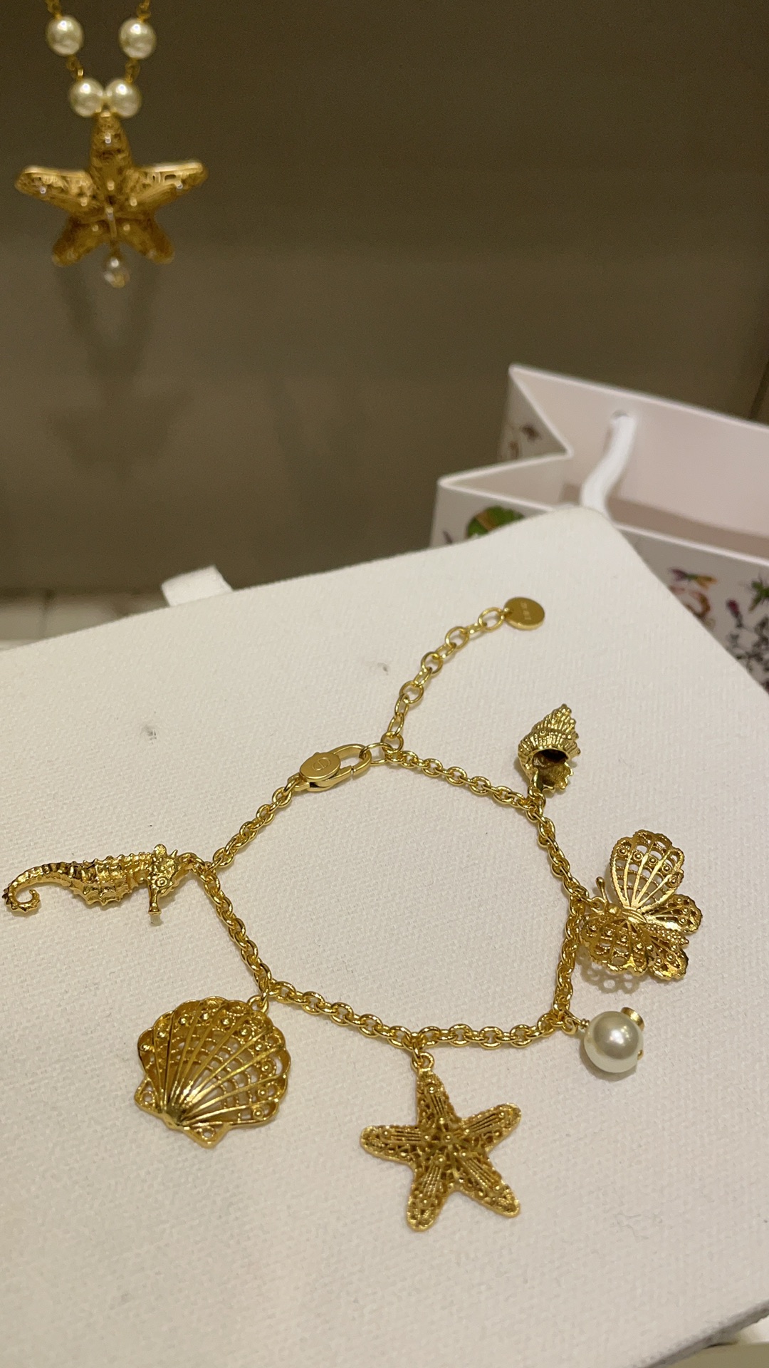 NO:631415,88200, arrived today to buy yb's 25-year new marine style heavy industry multi-pendant bracelet. Scallops, conches, seahorses, starfish and butterflies. The three-dimensional relief hollow details are lifelike. Exquisite and cute. Very noble. It is completely a dream underwater world. Exclusively purchased from yb. Customized. Brass material. Top version. Gold bracelet with packaging box, bracelet, Cartier high-end jewelry.1986090988200,今日到货购入yb 25年新款海洋风格重工多吊坠手链 扇贝海螺海马海星蝴蝶 立体浮雕镂空细节栩栩如生 精致可爱 非常的贵气 完全就是梦幻海底世界 独家购入yb定制 黄铜材质 顶级版本 金色手链带包装盒,,bracelet,卡迪亚高端饰品,Jewelry