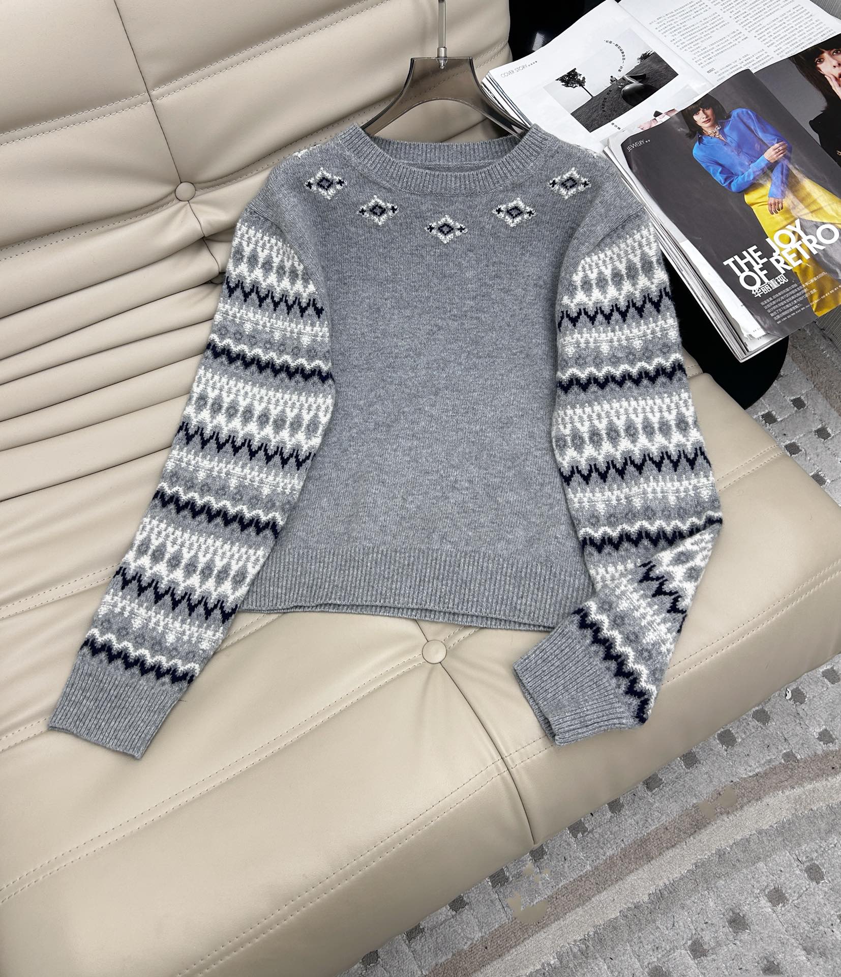 NO:564066,New round neck Fair Isle jacquard wool knitted sweater, Fair Isle pattern style design elements, retro and warm, imported cashmere + wool blended fabric, soft and warm, the upper body effect is full of atmosphere, effortless dressing beauty, full of details, 2 colors and three sizes.,,sweaters,alexander wang19860909新款 圆领费尔岛提花羊毛针织毛衣,费尔岛图案风格设计元素 复古又温暖 进口山羊绒+ 羊毛混纺面料,柔软保暖,上身效果氛围感拉满 不费吹灰之力的穿搭美感 细节满满 2色三码.,,sweaters,alexander wang,Women's clothing