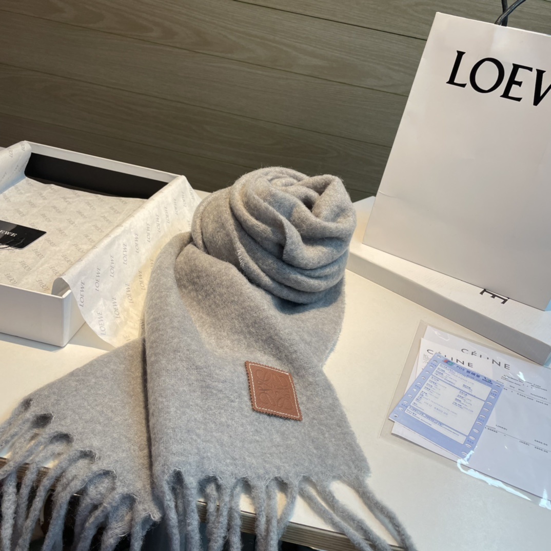 ️️Loewe超美新款马海毛围巾!超级推荐入手!质感好货!罗意威主打的马海毛围巾据说超难买哦!!打了好多