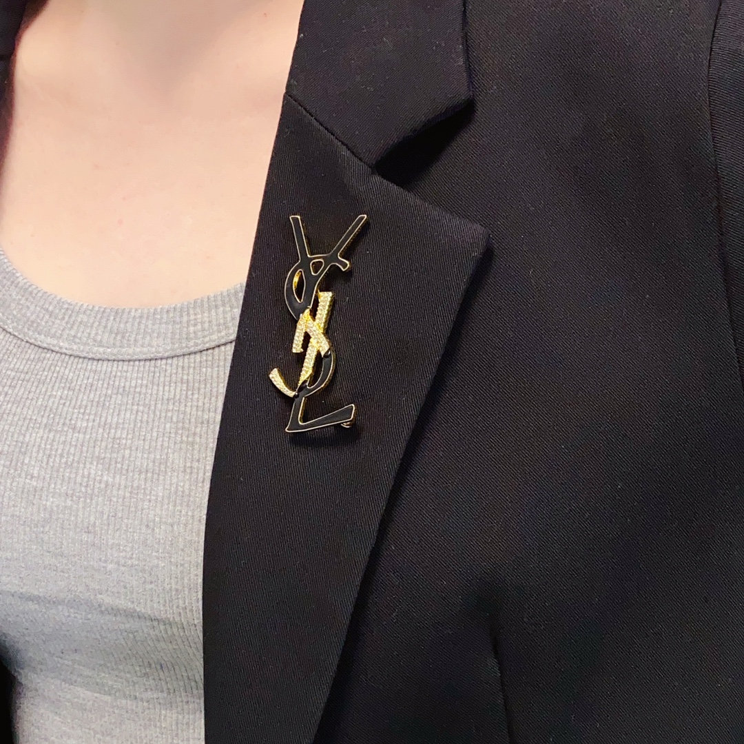 NO:105009,The new style of the YSL Saint Laurent counter is simultaneously equipped with a new diamond-inlaid black brooch. Saint Laurent is the ornament that understands women the most. Women who devote all their efforts to be themselves often cherish the meaning of the brooch more. Saint Laurent pins the brooch on the hat and tells those fashionable ladies who imitate her [the brooch is very practical. It can be pinned on the suit collar, pocket, hat, belt or evening dress. The accessories are fine, saint laurent, saint laurent, business suit, brooch, breastpin, hats19860909YSL圣罗兰专柜新款同步上新镶钻黑色胸针,圣罗兰是最懂女人的饰物.那些倾注了全部心血去做自己的女人,往往更珍惜胸针的意义.圣罗兰女士把胸针别在帽子上,并告诉那些模仿她的时髦女士们[胸针可是非常实用,它可以别在西装领上、口袋上、帽子上、腰带上或者是晚礼服上,饰品精品,saint laurent,saint laurent,business suit,brooch，breastpin,hats,Jewelry