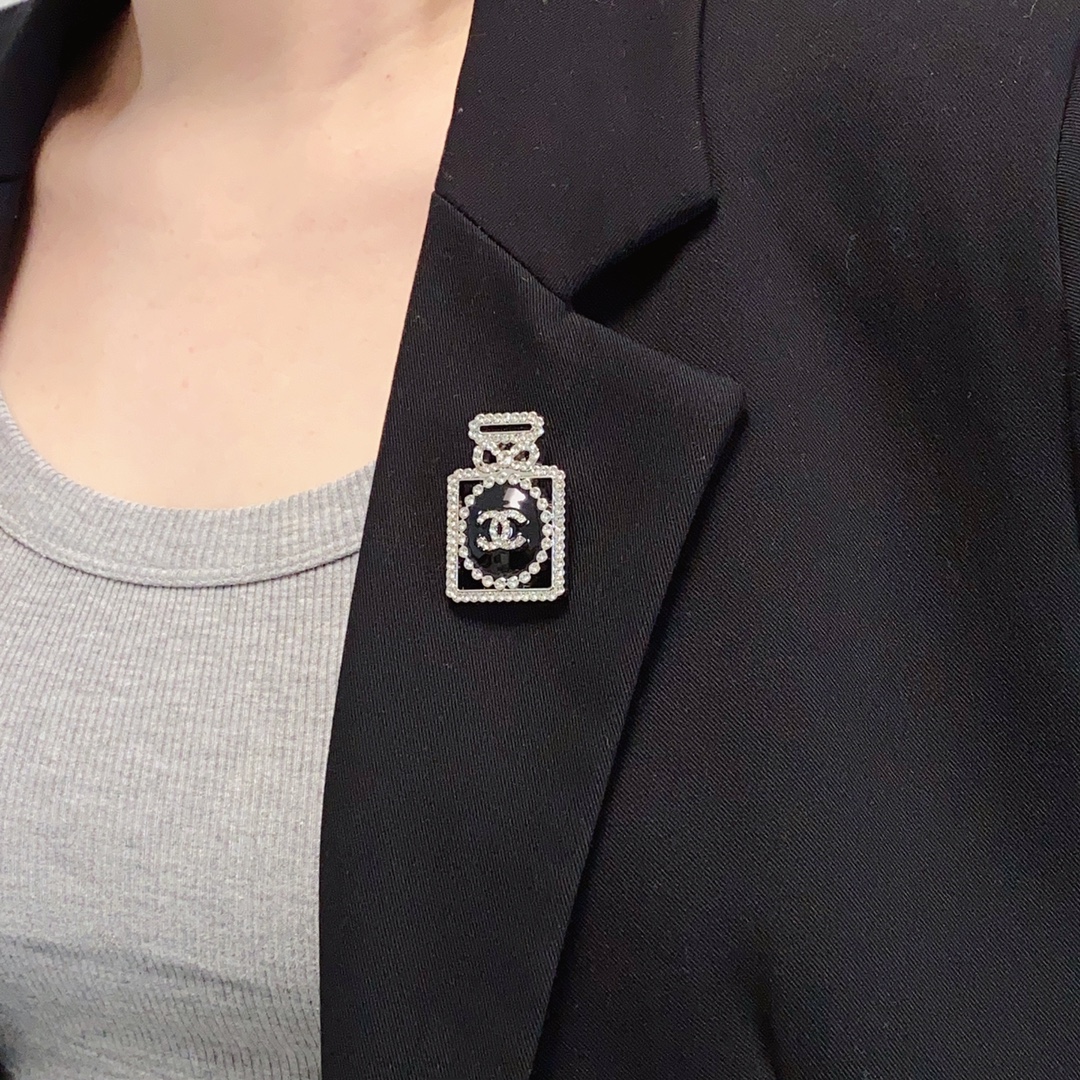NO:105011,CHANEL Xiaoxiang The new perfume bottle of the counter is full of diamond Chanel brooch, which is the jewelry that understands women the most. Women who devote all their efforts to be themselves often cherish the meaning of the brooch more. Ms. Chanel pinned the brooch on the hat and told the fashionable ladies who imitated her [the brooch is very practical. It can be pinned on the suit collar, pocket, hat, belt or evening dress. The jewelry is fine, chanel, chanel, business suit, brooch, breastpin, hats19860909CHANEL小香 专柜新款香水瓶满钻香奈儿胸针,是最懂女人的饰物.那些倾注了全部心血去做自己的女人,往往更珍惜胸针的意义.香奈儿女士把胸针别在帽子上,并告诉那些模仿她的时髦女士们[胸针可是非常实用,它可以别在西装领上、口袋上、帽子上、腰带上或者是晚礼服上,饰品精品,chanel,chanel,business suit,brooch，breastpin,hats,Jewelry