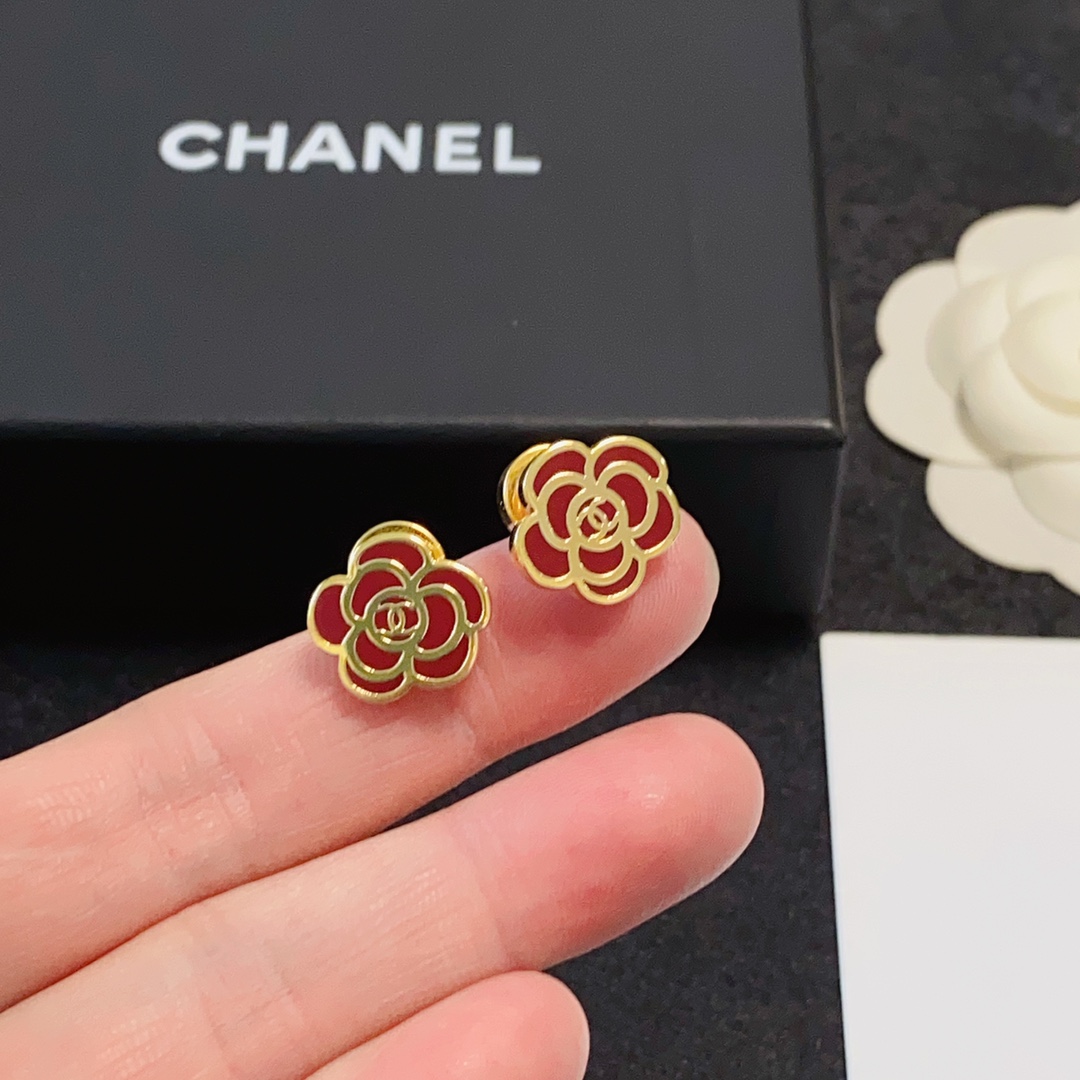 NO:105015,Chanel New Year Red Camellia Double C Earrings This casual match is very beautiful and versatile fashion item. Daily style, very modified face shape, very classy and elegant. The fragrant earrings are really so exquisite and ladylike. Really 9.25 silver needles, jewelry quality, chanel, chanel19860909Chanel 香奈儿新年红色山茶花双C耳钉 这款随意搭配都是非常好看百搭时尚单品 日常款 很修饰脸型 很上档次的 很优雅气质 香香的耳钉实在是太精致了、淑女大气 真的9.25银针,饰品精品,chanel,chanel,Jewelry