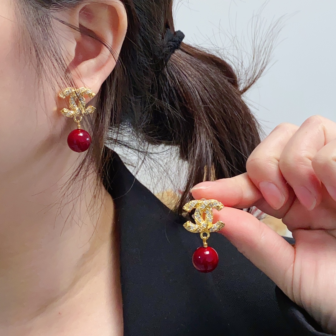NO:113767,New high-end Chanel Xiaoxiang Double C Simple New Year Red Diamond Red Pearl Pendant Earrings This earring is really super beautiful, simple to look at but good to wear, even small earlobes like me are very okzp upper ears are super elegant and suitable for all occasions, jewelry quality, chanel, earrings19860909新款上市高端Chanel 小香双C简约新年红镶钻红色珍珠吊坠耳钉这款耳环真的超级美看着设计简单但是佩戴效果好看到爆就连我这种小耳垂的也很okzp上耳超气质优雅适合各种场合,饰品精品,chanel,earrings,Jewelry