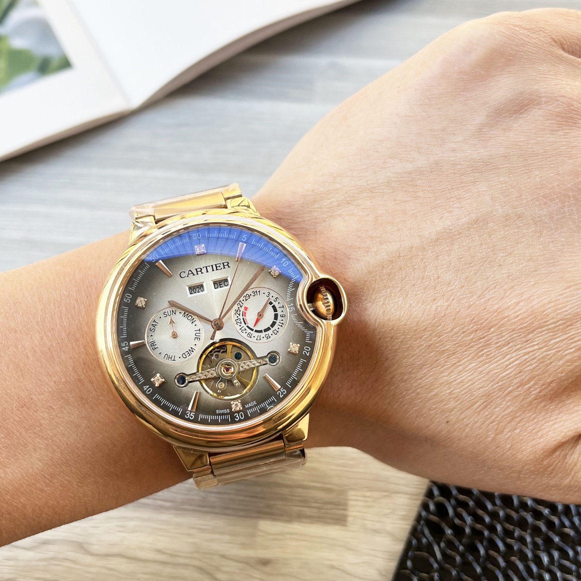 NO:146931,Platinum Steel 30 Blue Balloon Series Shockingly launched [Latest] Cartier Multifunctional Boutique Design [Type] Boutique Men's Watch [Watch Strap] Real Cowhide Strap [Movement] High-end Fully Automatic Mechanical Movement [Mirror] Mineral Strengthened Glass (More High Definition) Elegant Taste, Exotic, Ingenious, Ingenious, Wrist Treasure, Size Diameter 42mm Thickness 12.5mm Hot Sale!  Welcome to reprint!  cartier cowhide19860909白金钢30 蓝气球系列 震撼上市【最新】卡地亚 多功能精品设计【类型】精品男士腕表【表带】真牛皮表带【机芯】高端全自动机械机芯【镜面】矿物质强化玻璃（更高清） 品味高雅 浩瀚大气 匠心独运 腕间瑰宝 尺寸直径42mm厚12.5mm热卖上市！欢迎转载！,,cartier,cowhide,Watch