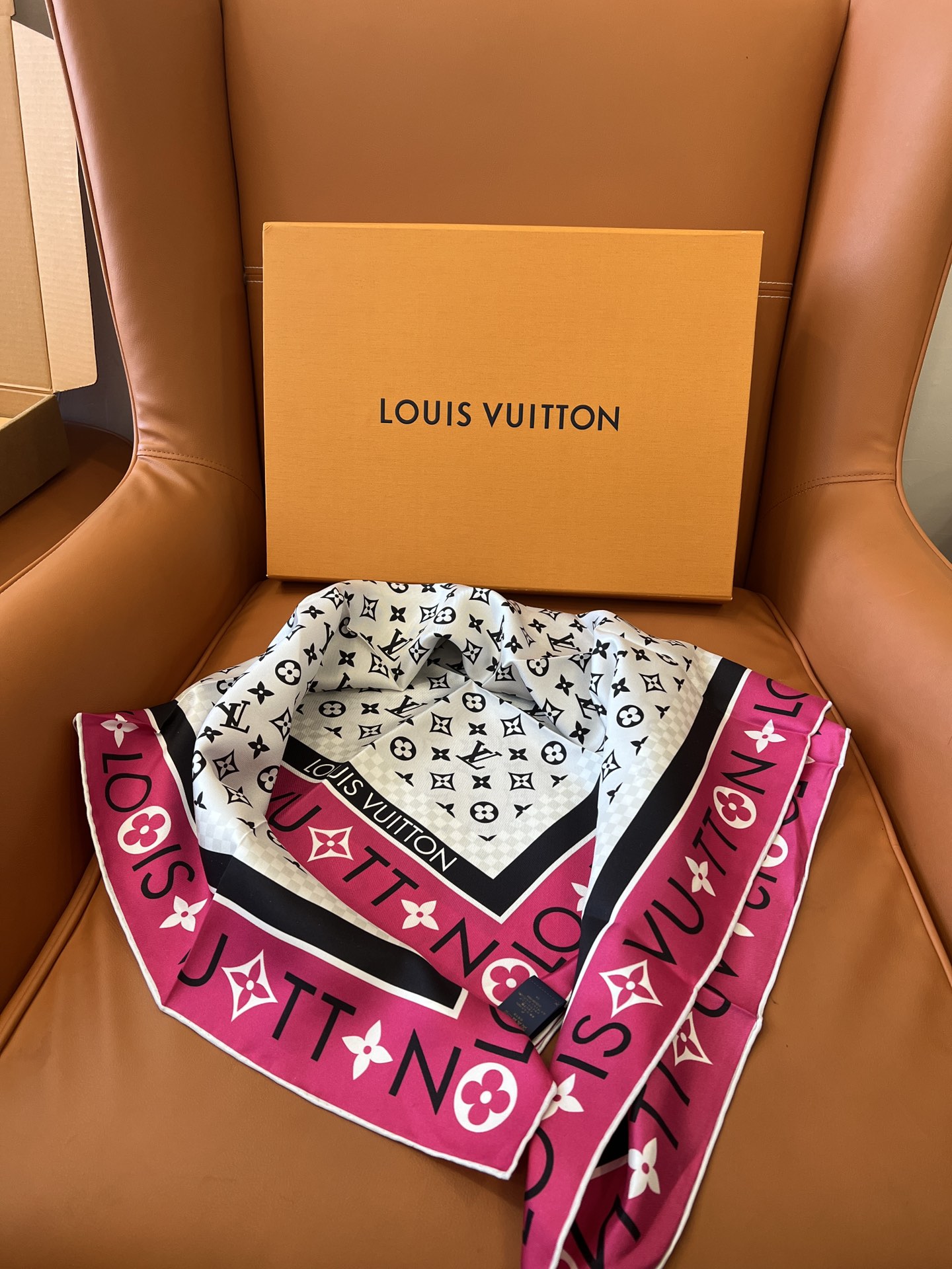 不含包装绝美专属LV丝巾本年度最美的丝巾最最最上好的真丝,柔软细腻丝滑才是他的质感精髓！Monogram