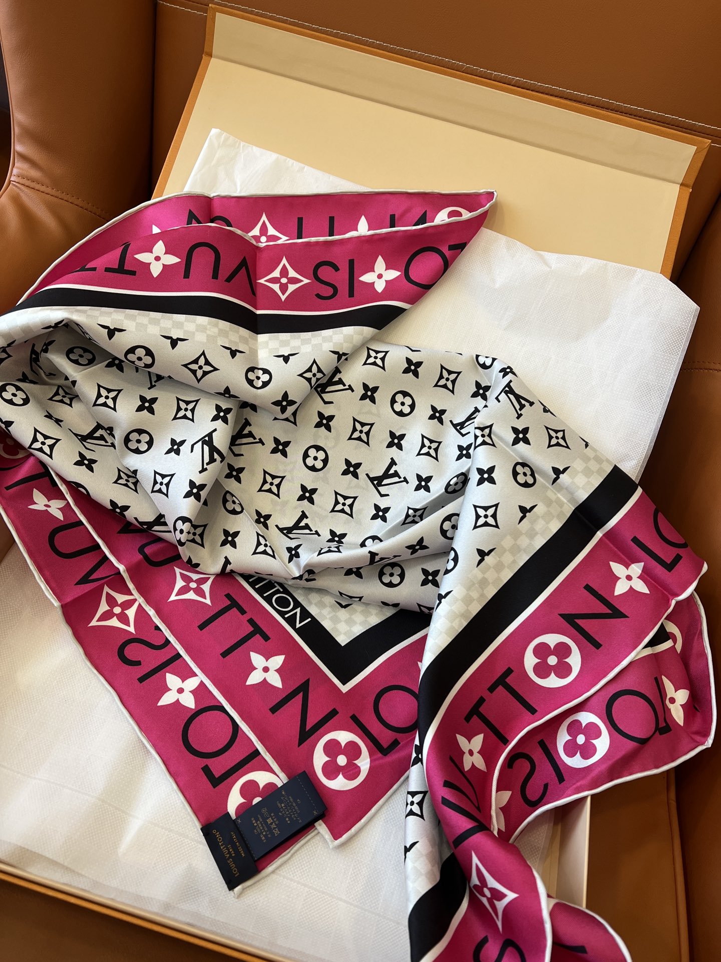 不含包装绝美专属LV丝巾本年度最美的丝巾最最最上好的真丝,柔软细腻丝滑才是他的质感精髓！Monogram
