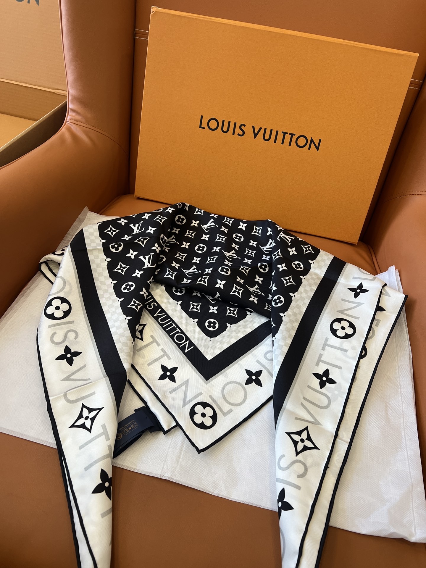 不含包装绝美专属LV丝巾本年度最美的丝巾最最最上好的真丝,柔软细腻丝滑才是他的质感精髓!Monogram