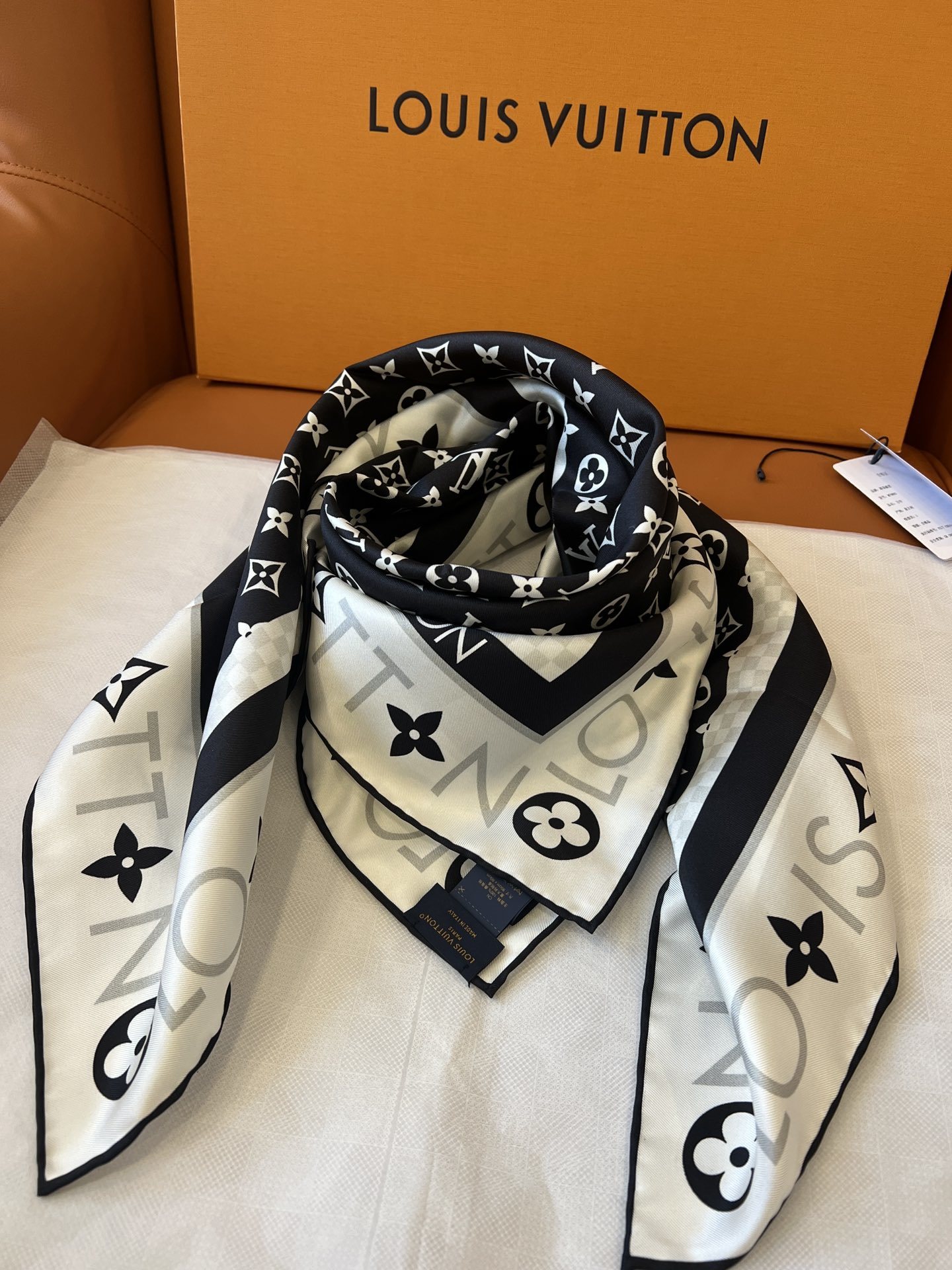 不含包装绝美专属LV丝巾本年度最美的丝巾最最最上好的真丝,柔软细腻丝滑才是他的质感精髓!Monogram