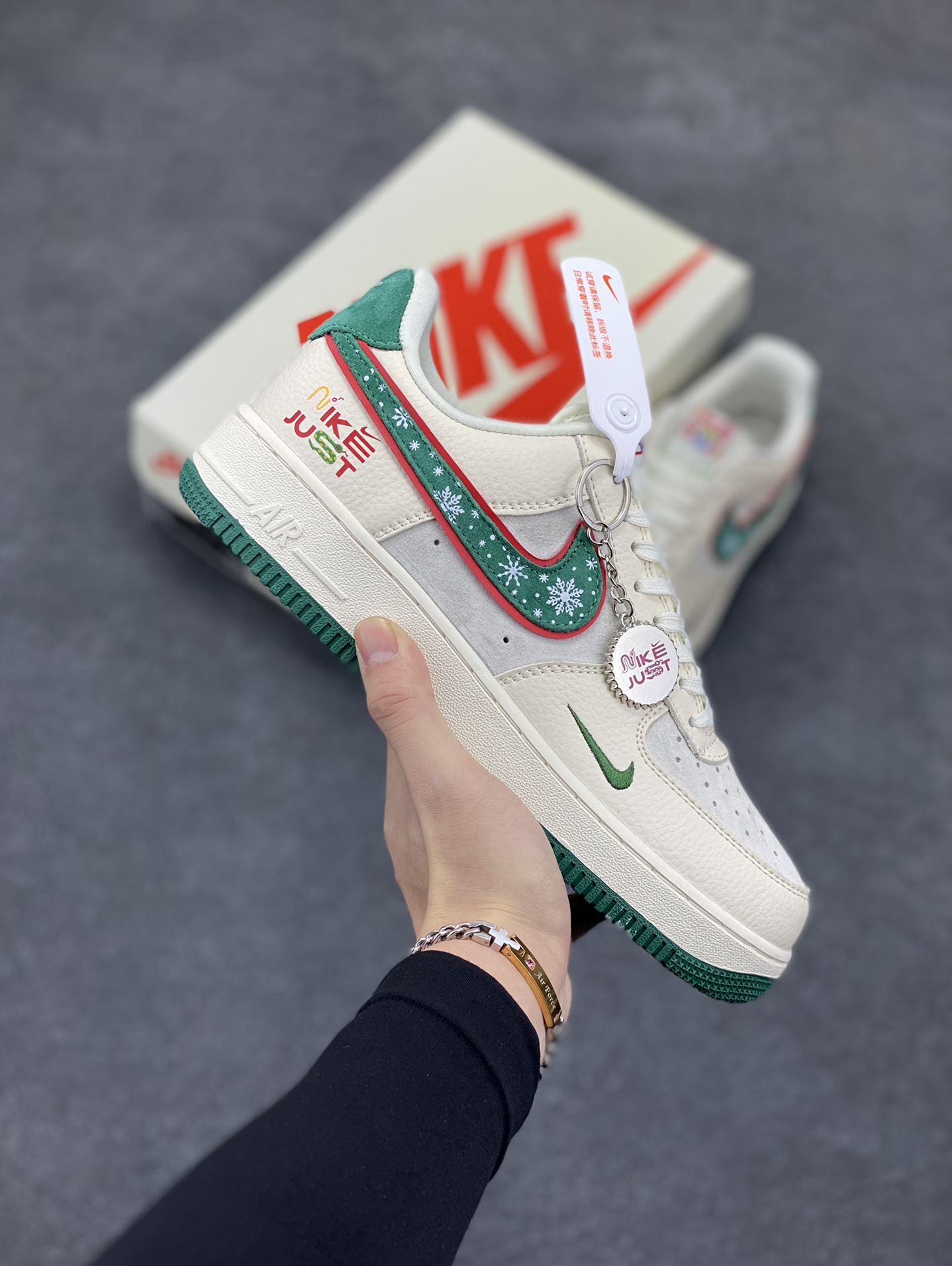 NIke Air Force 1 \'07 Low “Just联名——圣诞树”空军一号 低帮 运动鞋 休闲鞋 折边针车 工艺难度大 原楦头原纸板 原装鞋盒 定制五金配件 内置全掌气垫 原厂鞋底 货号：DF0188-034 尺码：36 36.5 37.5 38 38.5 39 40 40.5 41 42 42.5 43 44 44.5 45-选品中心