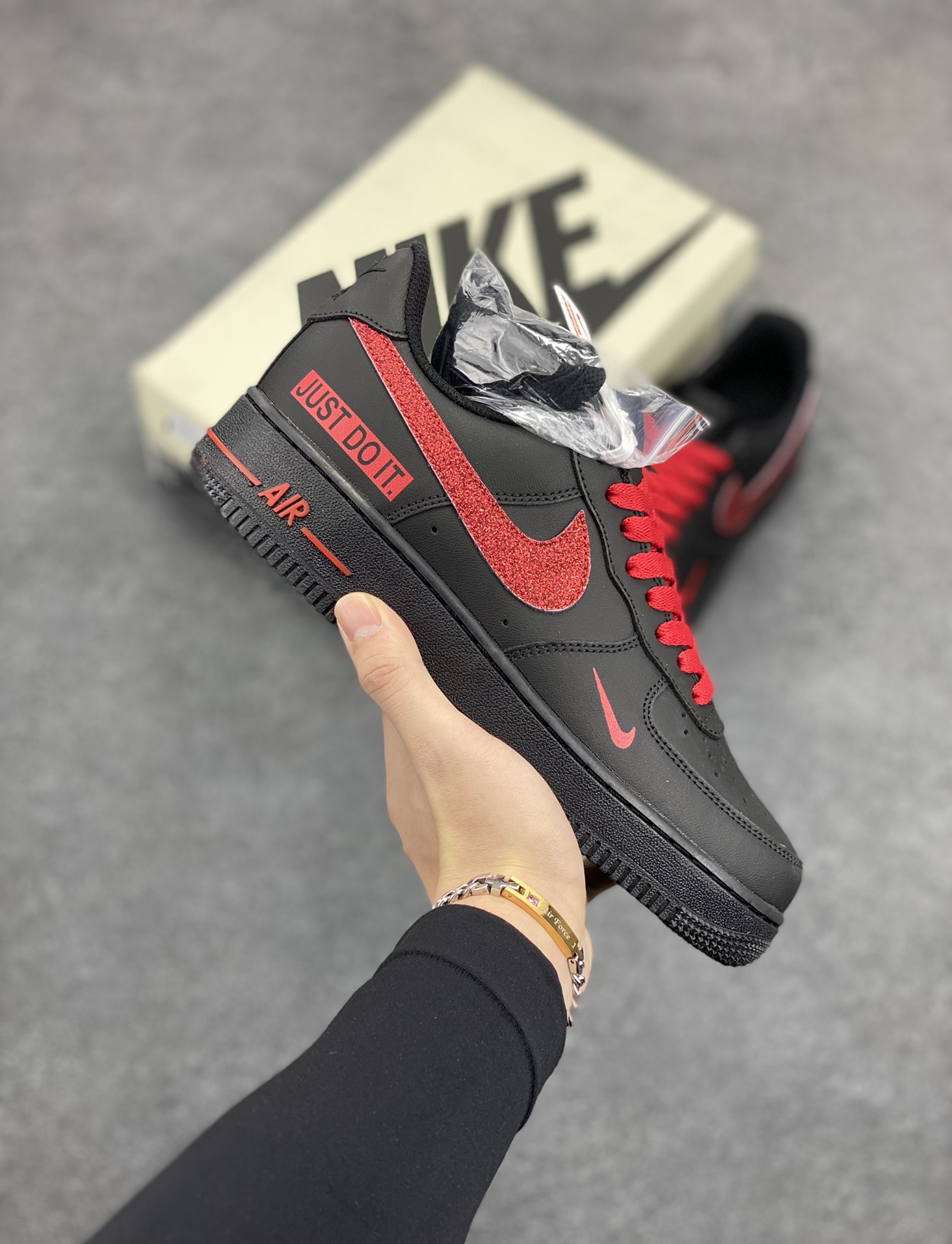 Nike Air Force 1 Low “Just Do It”联名黑红 空军一号低帮运动休闲板鞋 原楦头原纸板 打造纯正空军版型#专注外贸渠道 全掌内置蜂窝气垫 #原盒配件 原厂中底钢印、拉帮完美 货号:CW2288-025 尺码:36 36.5 37.5 38 38.5 39 40 40.5 41 42 42.5 43 44 44.5 45-选品中心