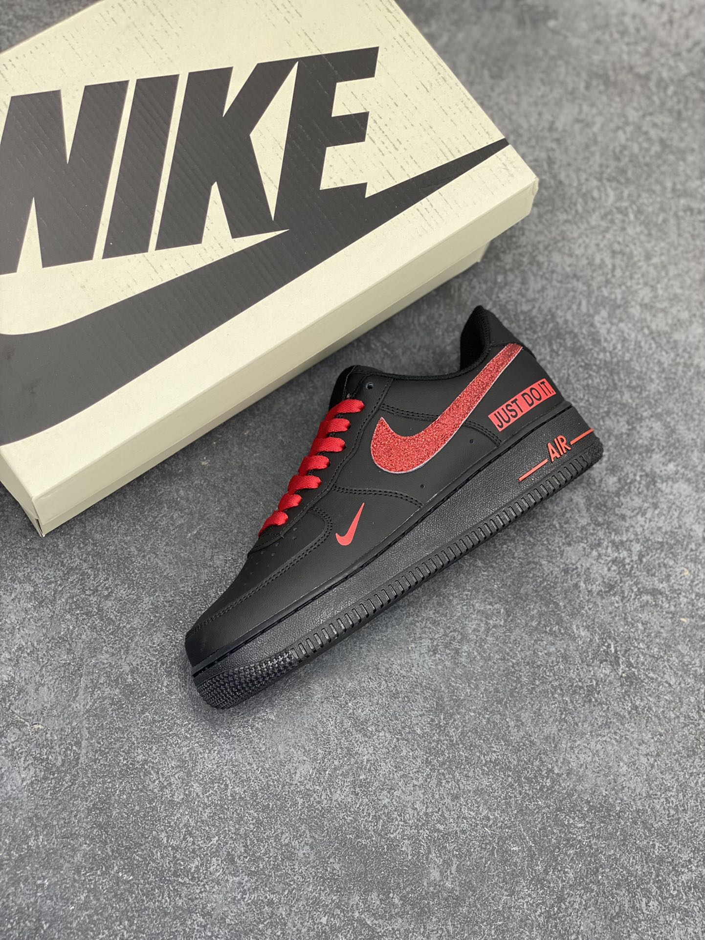 图片[7]-Nike Air Force 1 Low “Just Do It”联名黑红 空军一号低帮运动休闲板鞋 原楦头原纸板 打造纯正空军版型#专注外贸渠道 全掌内置蜂窝气垫 #原盒配件 原厂中底钢印、拉帮完美 货号：CW2288-025 尺码：36 36.5 37.5 38 38.5 39 40 40.5 41 42 42.5 43 44 44.5 45-选品中心