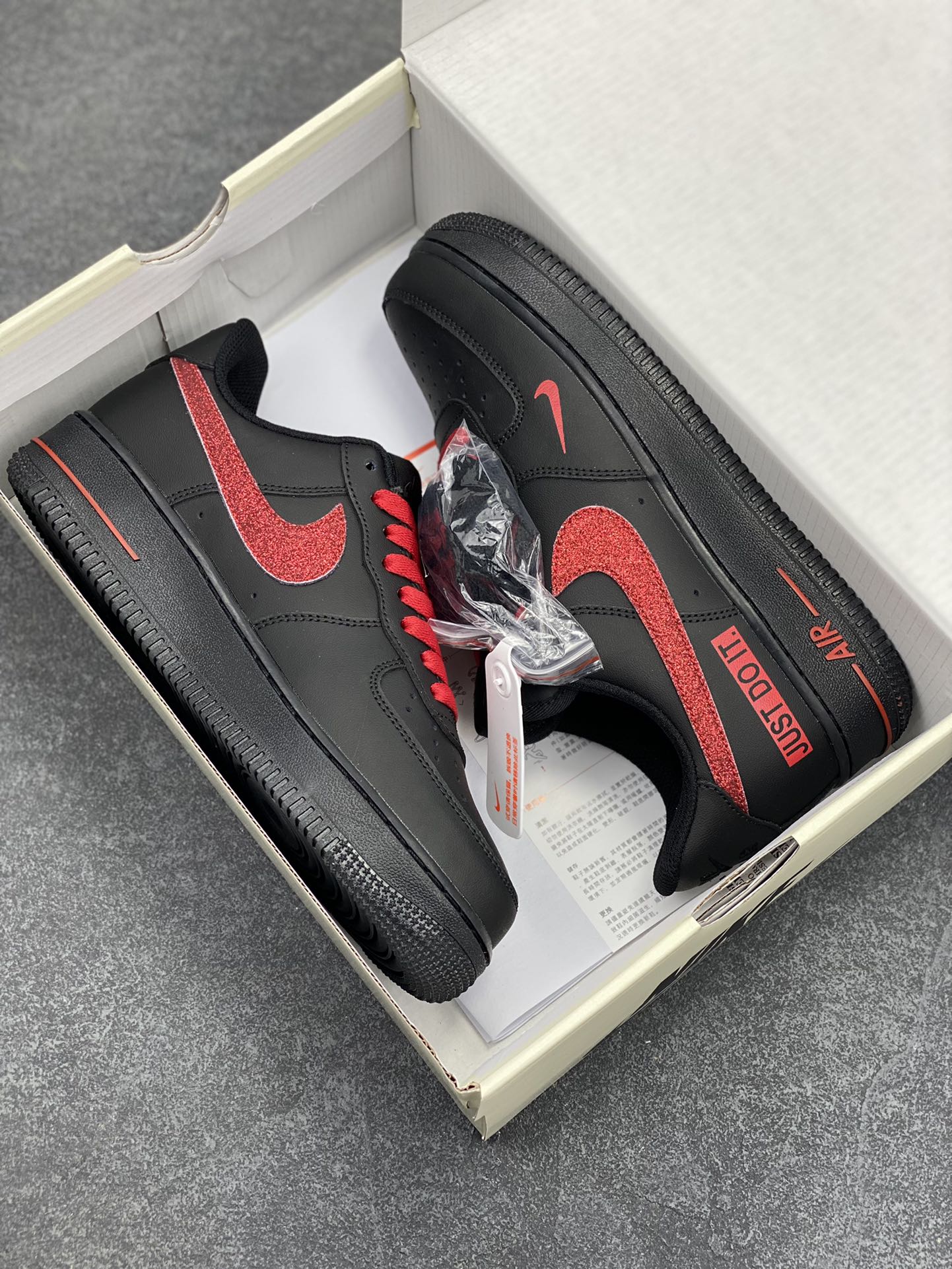图片[9]-Nike Air Force 1 Low “Just Do It”联名黑红 空军一号低帮运动休闲板鞋 原楦头原纸板 打造纯正空军版型#专注外贸渠道 全掌内置蜂窝气垫 #原盒配件 原厂中底钢印、拉帮完美 货号：CW2288-025 尺码：36 36.5 37.5 38 38.5 39 40 40.5 41 42 42.5 43 44 44.5 45-选品中心