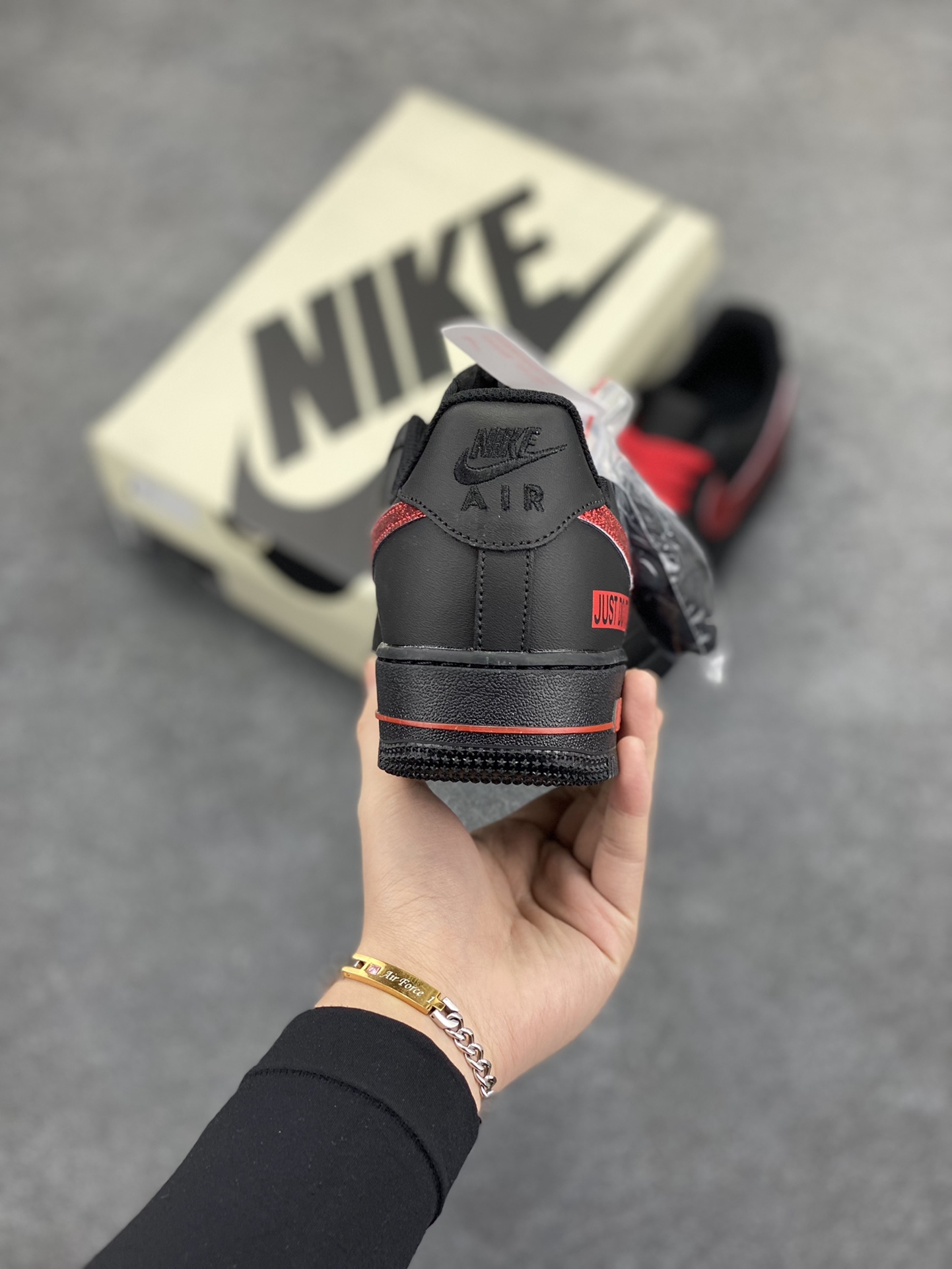 图片[4]-Nike Air Force 1 Low “Just Do It”联名黑红 空军一号低帮运动休闲板鞋 原楦头原纸板 打造纯正空军版型#专注外贸渠道 全掌内置蜂窝气垫 #原盒配件 原厂中底钢印、拉帮完美 货号：CW2288-025 尺码：36 36.5 37.5 38 38.5 39 40 40.5 41 42 42.5 43 44 44.5 45-选品中心