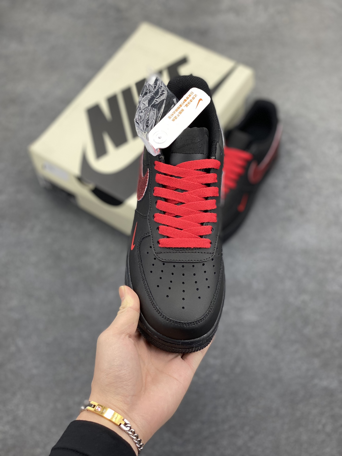 图片[2]-Nike Air Force 1 Low “Just Do It”联名黑红 空军一号低帮运动休闲板鞋 原楦头原纸板 打造纯正空军版型#专注外贸渠道 全掌内置蜂窝气垫 #原盒配件 原厂中底钢印、拉帮完美 货号：CW2288-025 尺码：36 36.5 37.5 38 38.5 39 40 40.5 41 42 42.5 43 44 44.5 45-选品中心
