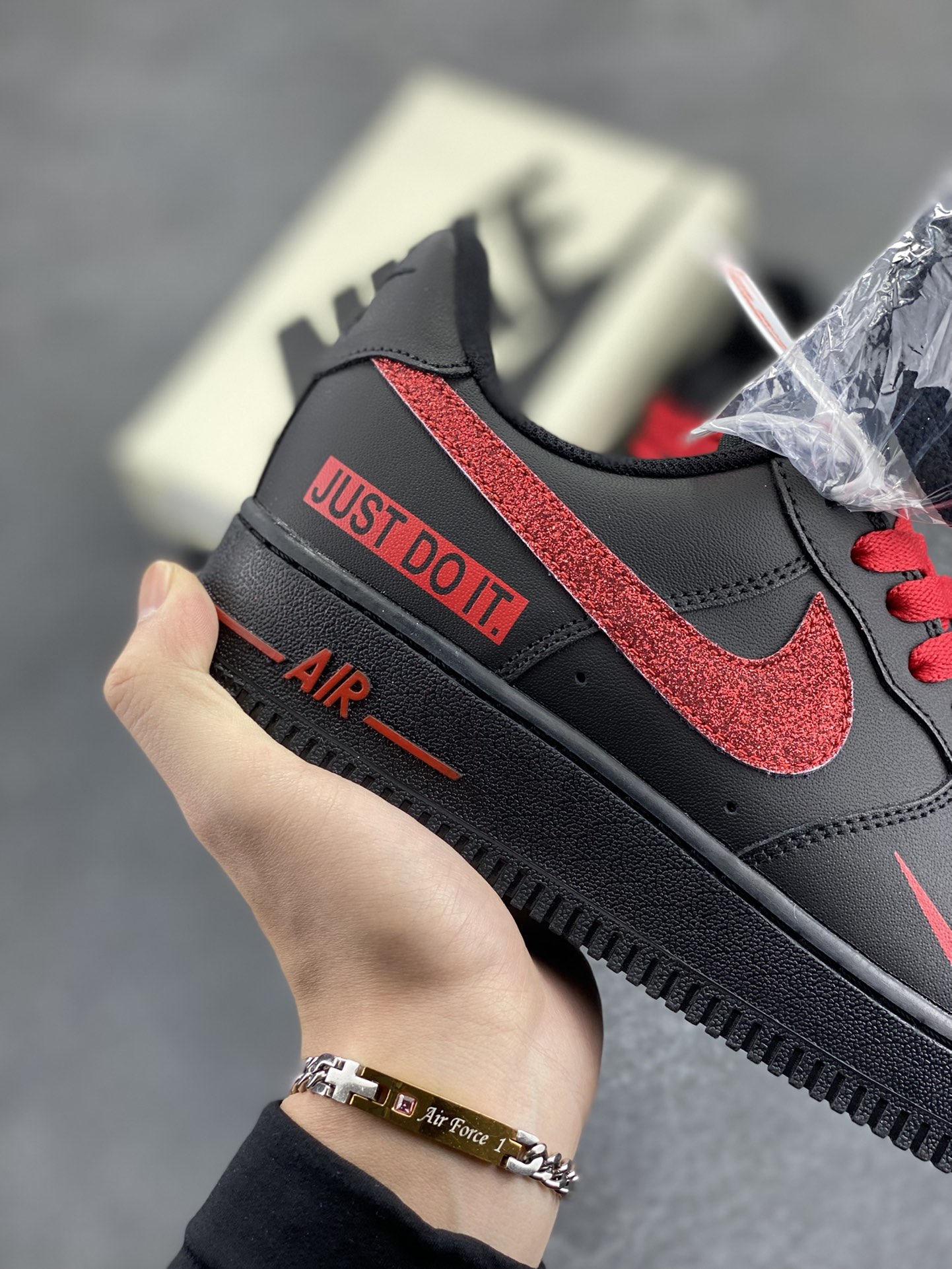 图片[6]-Nike Air Force 1 Low “Just Do It”联名黑红 空军一号低帮运动休闲板鞋 原楦头原纸板 打造纯正空军版型#专注外贸渠道 全掌内置蜂窝气垫 #原盒配件 原厂中底钢印、拉帮完美 货号：CW2288-025 尺码：36 36.5 37.5 38 38.5 39 40 40.5 41 42 42.5 43 44 44.5 45-选品中心