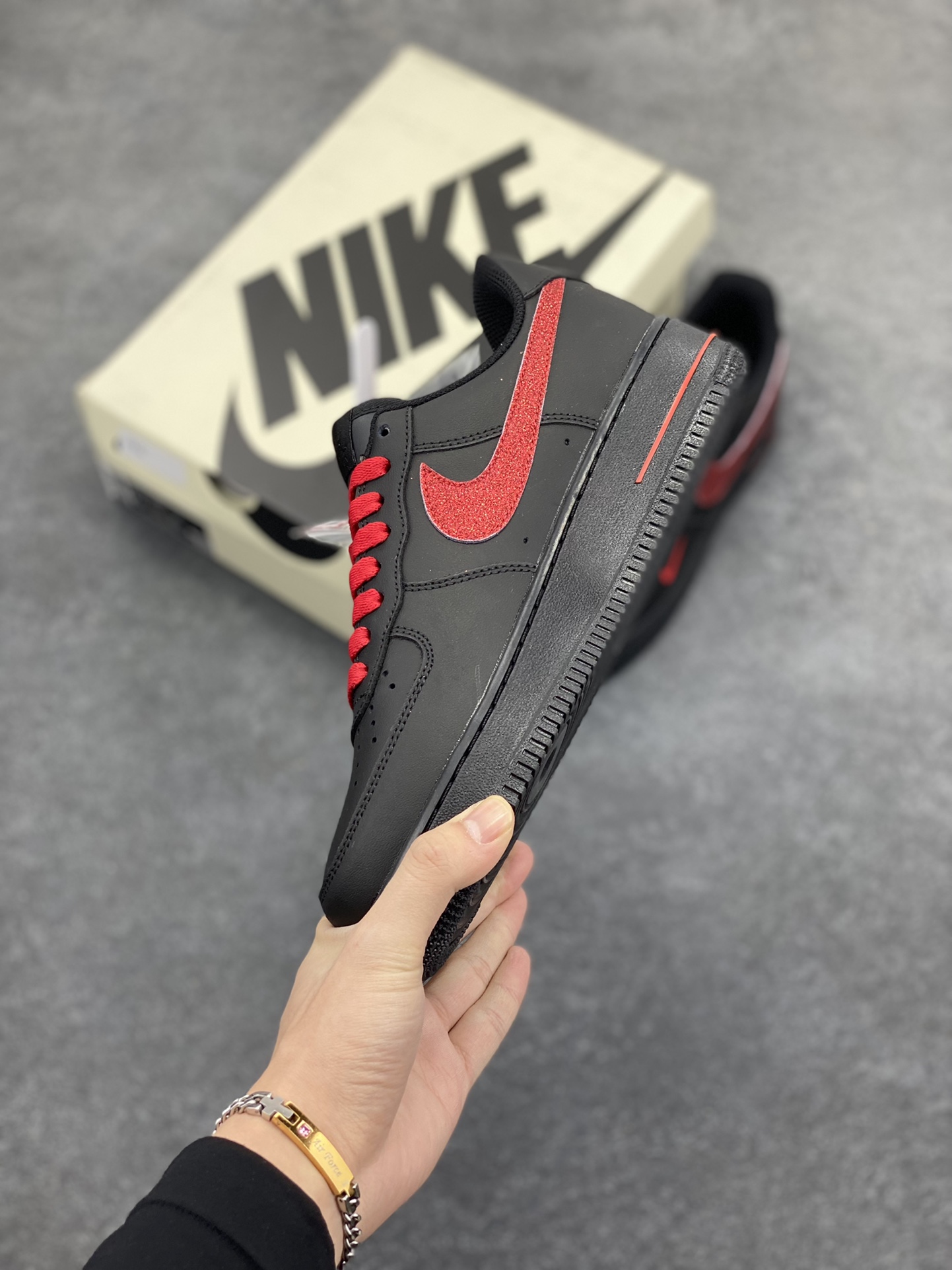 图片[3]-Nike Air Force 1 Low “Just Do It”联名黑红 空军一号低帮运动休闲板鞋 原楦头原纸板 打造纯正空军版型#专注外贸渠道 全掌内置蜂窝气垫 #原盒配件 原厂中底钢印、拉帮完美 货号：CW2288-025 尺码：36 36.5 37.5 38 38.5 39 40 40.5 41 42 42.5 43 44 44.5 45-选品中心