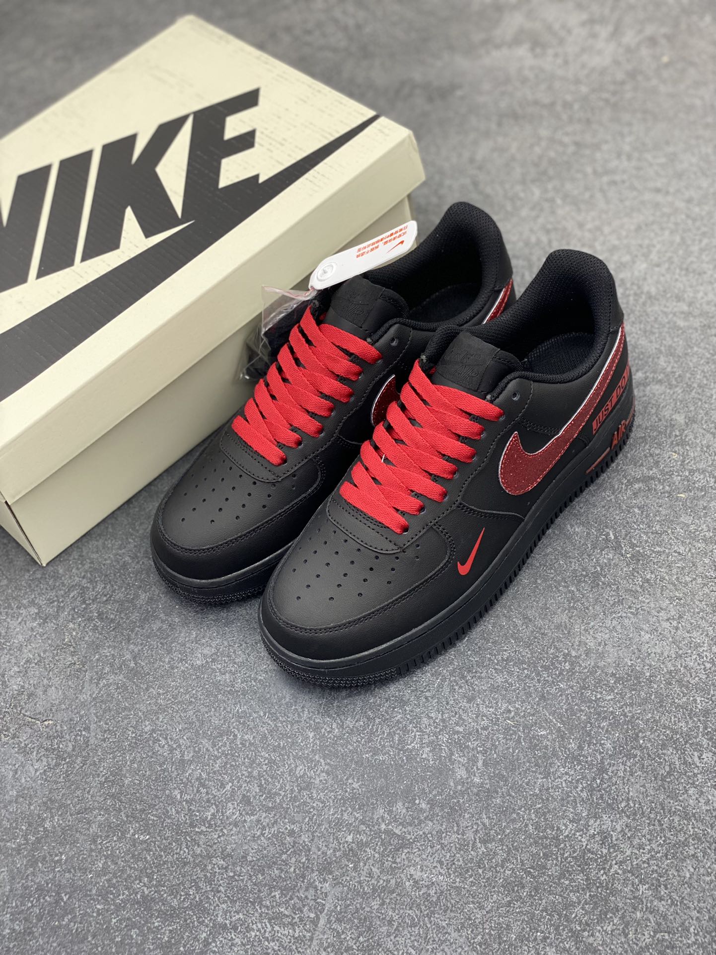 图片[8]-Nike Air Force 1 Low “Just Do It”联名黑红 空军一号低帮运动休闲板鞋 原楦头原纸板 打造纯正空军版型#专注外贸渠道 全掌内置蜂窝气垫 #原盒配件 原厂中底钢印、拉帮完美 货号：CW2288-025 尺码：36 36.5 37.5 38 38.5 39 40 40.5 41 42 42.5 43 44 44.5 45-选品中心