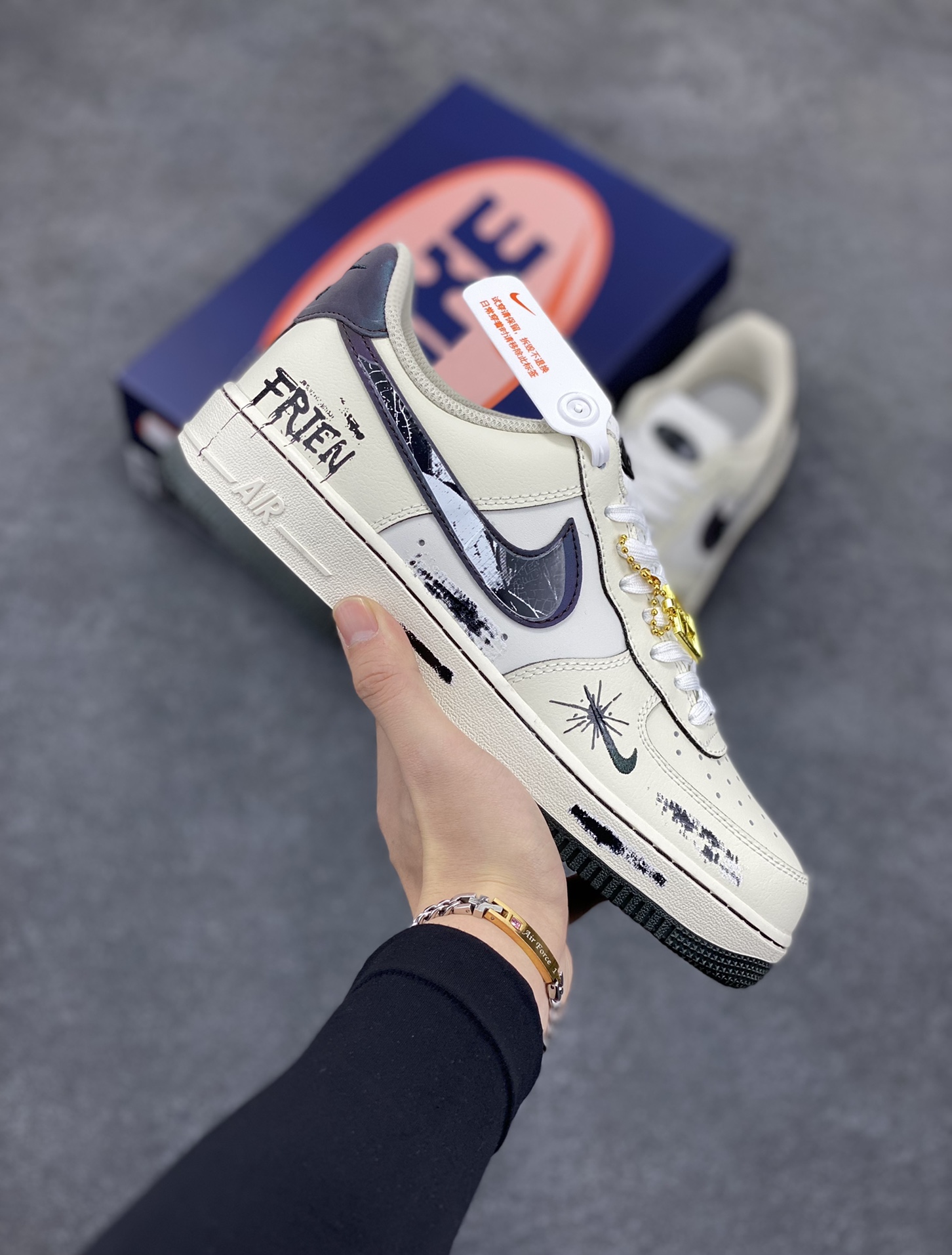 Nike Air Force 1 Low “Night Gun Hole” “暗夜枪孔”空军一号低帮休闲运动板鞋 幽冷的月光洒在寂静的街道上，斑驳的树影犹如张牙舞爪的鬼魅。往往在背后给最致命的一枪，或许是曾经最好的朋友，人心的贪婪与复杂，足以摧毁世间最珍贵的情谊 货号：FB1893-999 尺码：36 36.5 37.5 38 38.5 39 40 40.5 41 42 42.5 43 44 44.5 45-选品中心