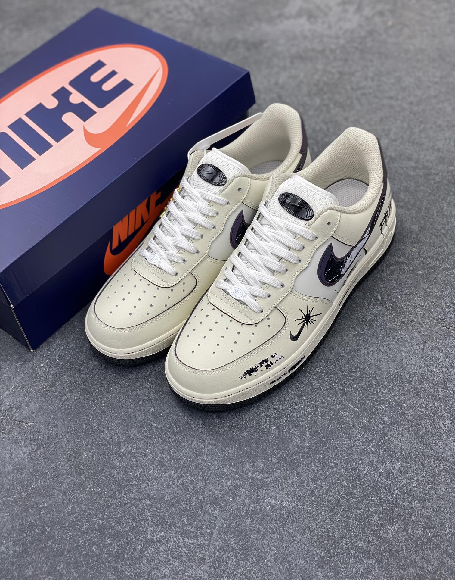 图片[8]-Nike Air Force 1 Low “Night Gun Hole” “暗夜枪孔”空军一号低帮休闲运动板鞋 幽冷的月光洒在寂静的街道上，斑驳的树影犹如张牙舞爪的鬼魅。往往在背后给最致命的一枪，或许是曾经最好的朋友，人心的贪婪与复杂，足以摧毁世间最珍贵的情谊 货号：FB1893-999 尺码：36 36.5 37.5 38 38.5 39 40 40.5 41 42 42.5 43 44 44.5 45-选品中心