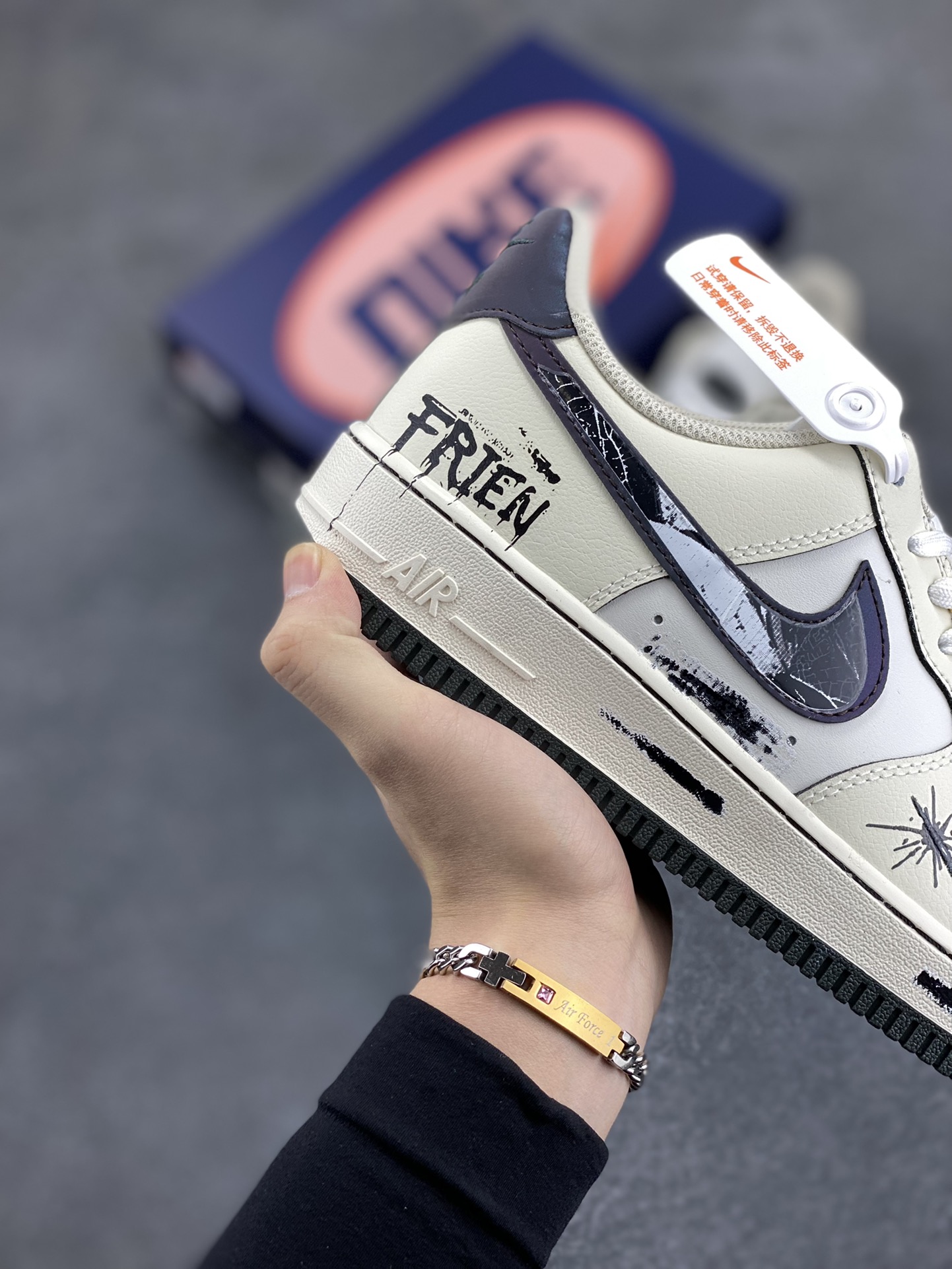 图片[6]-Nike Air Force 1 Low “Night Gun Hole” “暗夜枪孔”空军一号低帮休闲运动板鞋 幽冷的月光洒在寂静的街道上，斑驳的树影犹如张牙舞爪的鬼魅。往往在背后给最致命的一枪，或许是曾经最好的朋友，人心的贪婪与复杂，足以摧毁世间最珍贵的情谊 货号：FB1893-999 尺码：36 36.5 37.5 38 38.5 39 40 40.5 41 42 42.5 43 44 44.5 45-选品中心