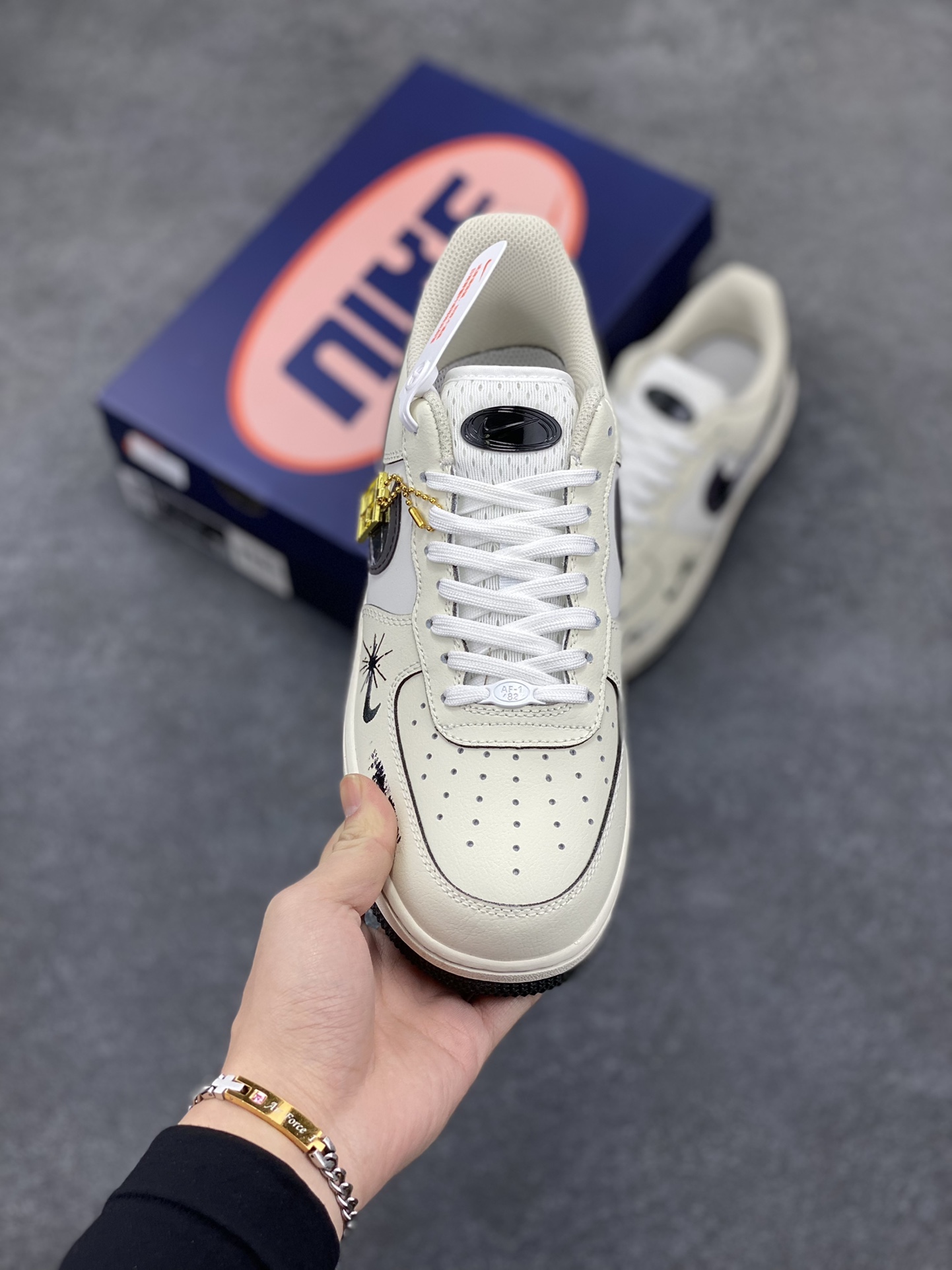 图片[2]-Nike Air Force 1 Low “Night Gun Hole” “暗夜枪孔”空军一号低帮休闲运动板鞋 幽冷的月光洒在寂静的街道上，斑驳的树影犹如张牙舞爪的鬼魅。往往在背后给最致命的一枪，或许是曾经最好的朋友，人心的贪婪与复杂，足以摧毁世间最珍贵的情谊 货号：FB1893-999 尺码：36 36.5 37.5 38 38.5 39 40 40.5 41 42 42.5 43 44 44.5 45-选品中心