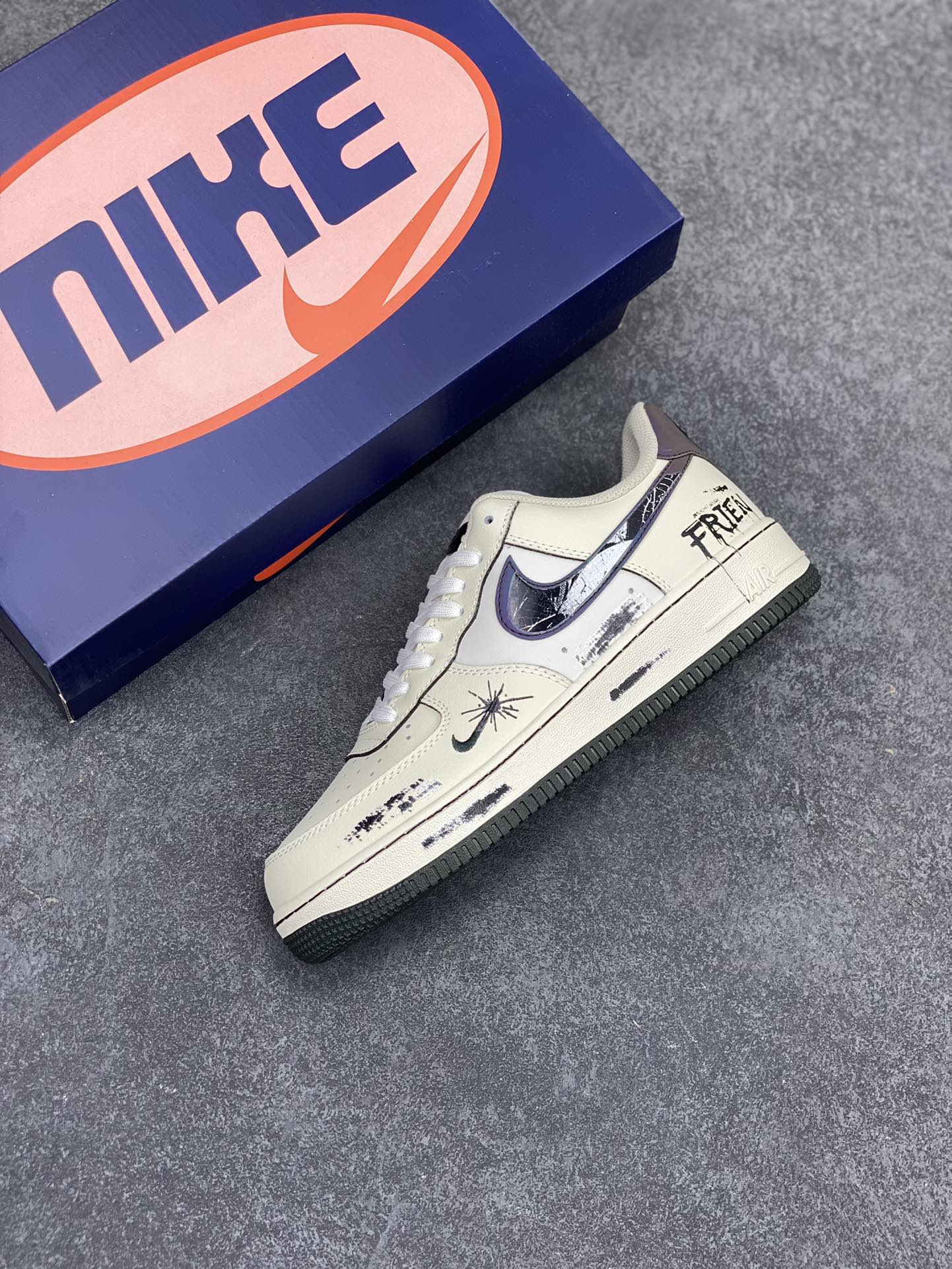 图片[7]-Nike Air Force 1 Low “Night Gun Hole” “暗夜枪孔”空军一号低帮休闲运动板鞋 幽冷的月光洒在寂静的街道上，斑驳的树影犹如张牙舞爪的鬼魅。往往在背后给最致命的一枪，或许是曾经最好的朋友，人心的贪婪与复杂，足以摧毁世间最珍贵的情谊 货号：FB1893-999 尺码：36 36.5 37.5 38 38.5 39 40 40.5 41 42 42.5 43 44 44.5 45-选品中心