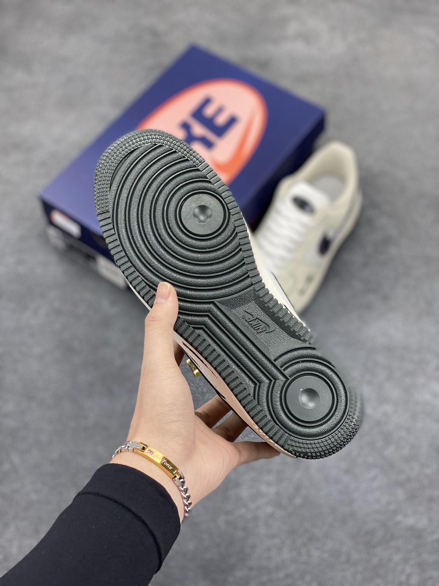 图片[5]-Nike Air Force 1 Low “Night Gun Hole” “暗夜枪孔”空军一号低帮休闲运动板鞋 幽冷的月光洒在寂静的街道上，斑驳的树影犹如张牙舞爪的鬼魅。往往在背后给最致命的一枪，或许是曾经最好的朋友，人心的贪婪与复杂，足以摧毁世间最珍贵的情谊 货号：FB1893-999 尺码：36 36.5 37.5 38 38.5 39 40 40.5 41 42 42.5 43 44 44.5 45-选品中心
