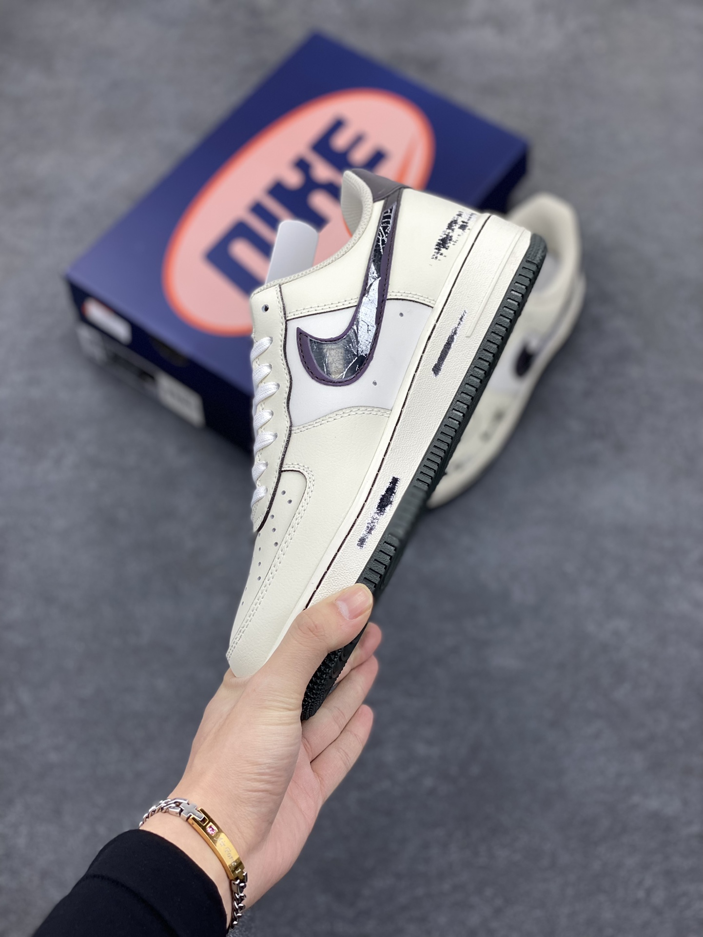 图片[3]-Nike Air Force 1 Low “Night Gun Hole” “暗夜枪孔”空军一号低帮休闲运动板鞋 幽冷的月光洒在寂静的街道上，斑驳的树影犹如张牙舞爪的鬼魅。往往在背后给最致命的一枪，或许是曾经最好的朋友，人心的贪婪与复杂，足以摧毁世间最珍贵的情谊 货号：FB1893-999 尺码：36 36.5 37.5 38 38.5 39 40 40.5 41 42 42.5 43 44 44.5 45-选品中心