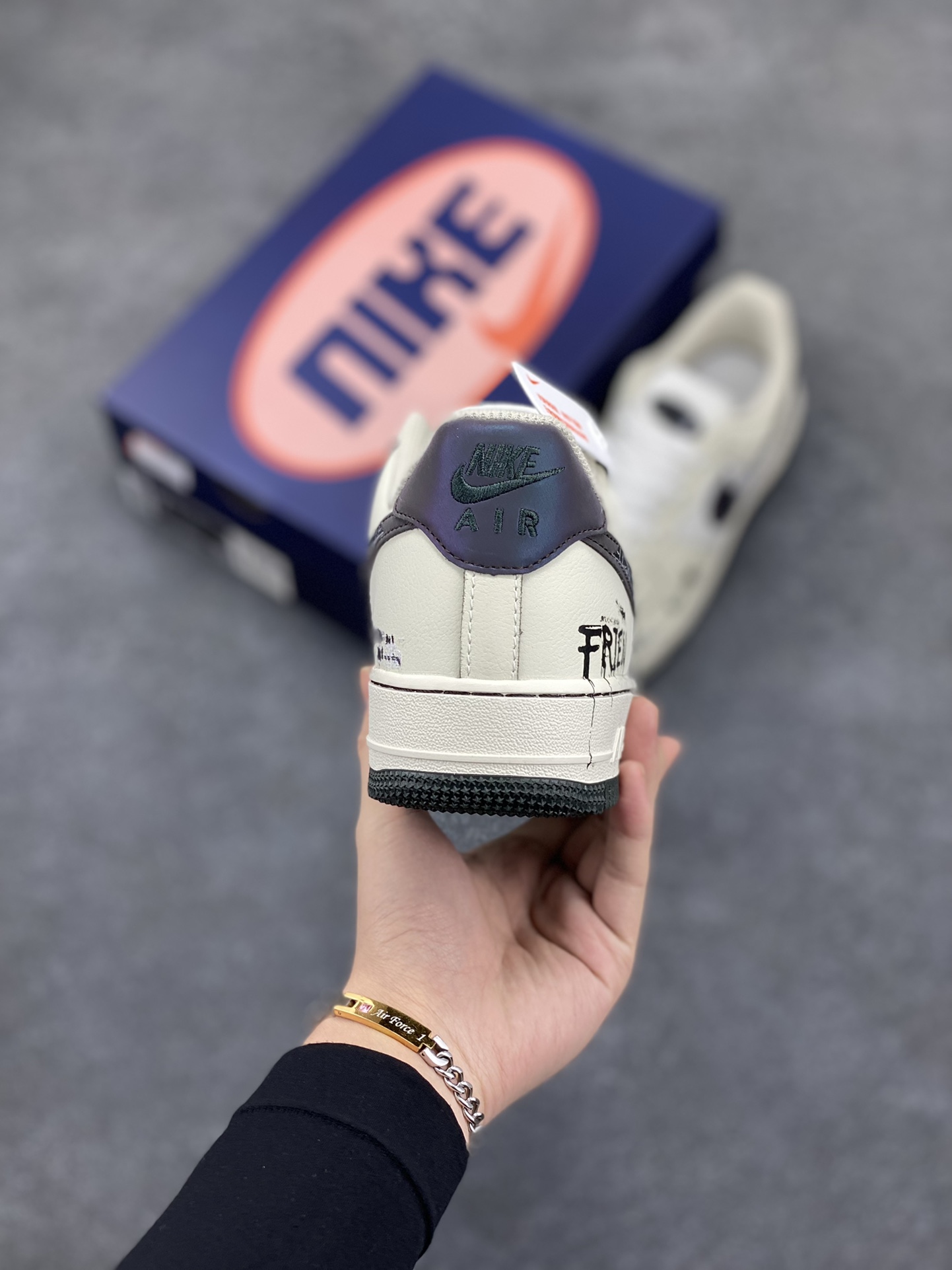 图片[4]-Nike Air Force 1 Low “Night Gun Hole” “暗夜枪孔”空军一号低帮休闲运动板鞋 幽冷的月光洒在寂静的街道上，斑驳的树影犹如张牙舞爪的鬼魅。往往在背后给最致命的一枪，或许是曾经最好的朋友，人心的贪婪与复杂，足以摧毁世间最珍贵的情谊 货号：FB1893-999 尺码：36 36.5 37.5 38 38.5 39 40 40.5 41 42 42.5 43 44 44.5 45-选品中心