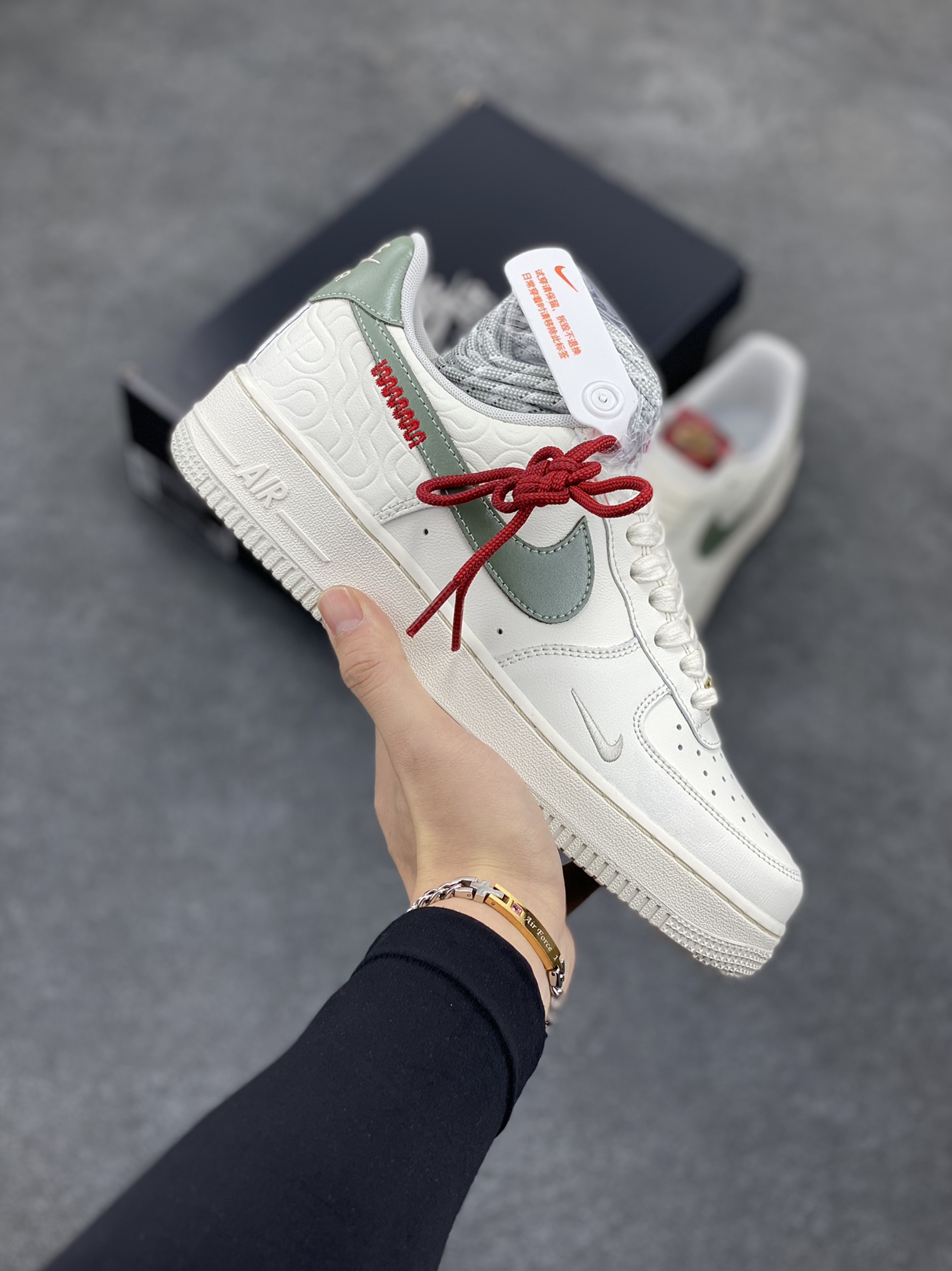 Nike Air Force 1 Low 蛇年 空军一号低帮运动休闲板鞋 原楦头原纸板 打造纯正空军版型#专注外贸渠道 全掌内置蜂窝气垫 #原盒配件 原厂中底钢印、拉帮完美 货号：HV5979-130 尺码：36 36.5 37.5 38 38.5 39 40 40.5 41 42 42.5 43 44 44.5 45 46-选品中心